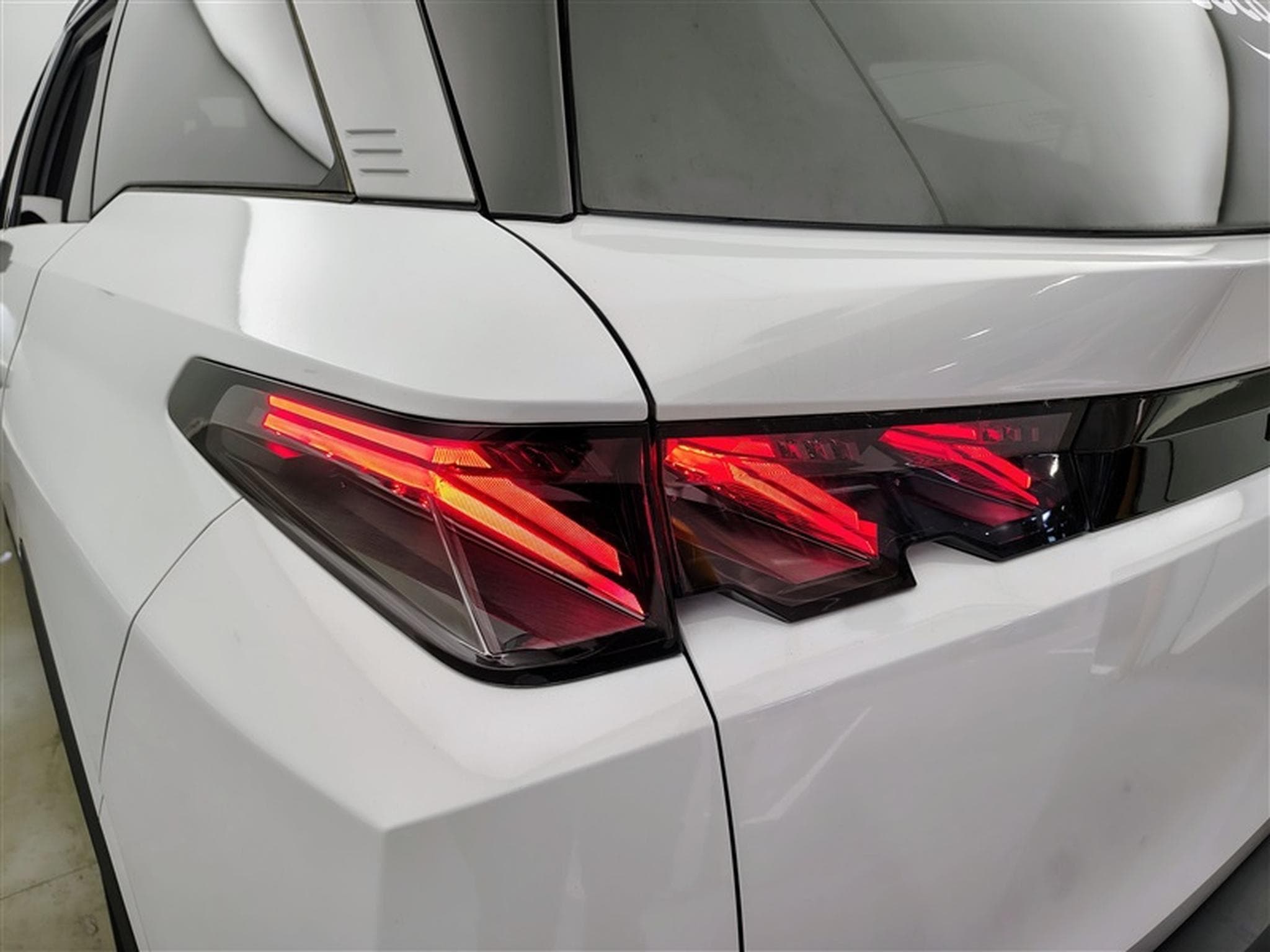 Peugeot 5008 1.2 Hybrid 145Cv e-DCS6 GT 7PL / NAVI / CARPLAY / CAMERA (2025) - Photo 16