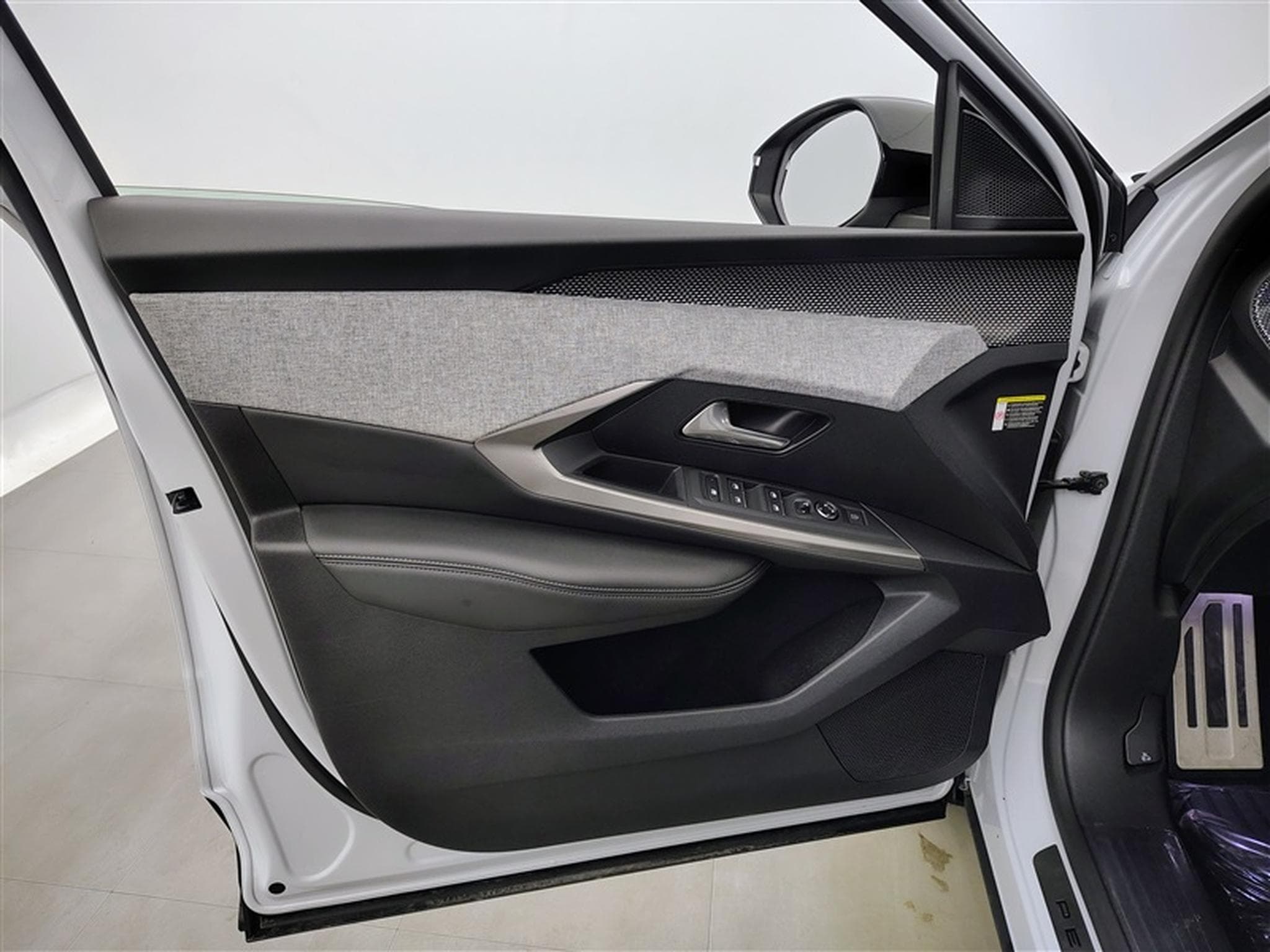 Peugeot 5008 1.2 Hybrid 145Cv e-DCS6 GT 7PL / NAVI / CARPLAY / CAMERA (2025) - Photo 17