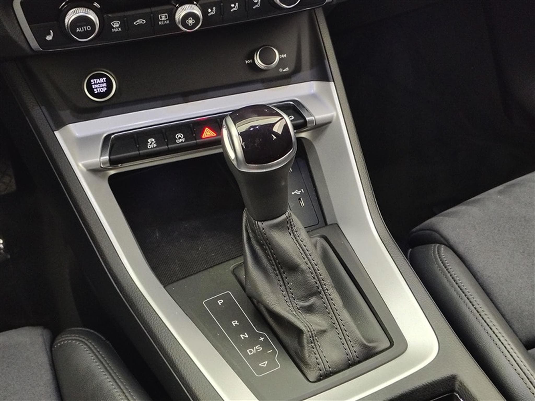 Audi Q3 35 TFSI S-line **NAVI/CAM/ALCANTARA/AUTO** (2023) - Photo 12