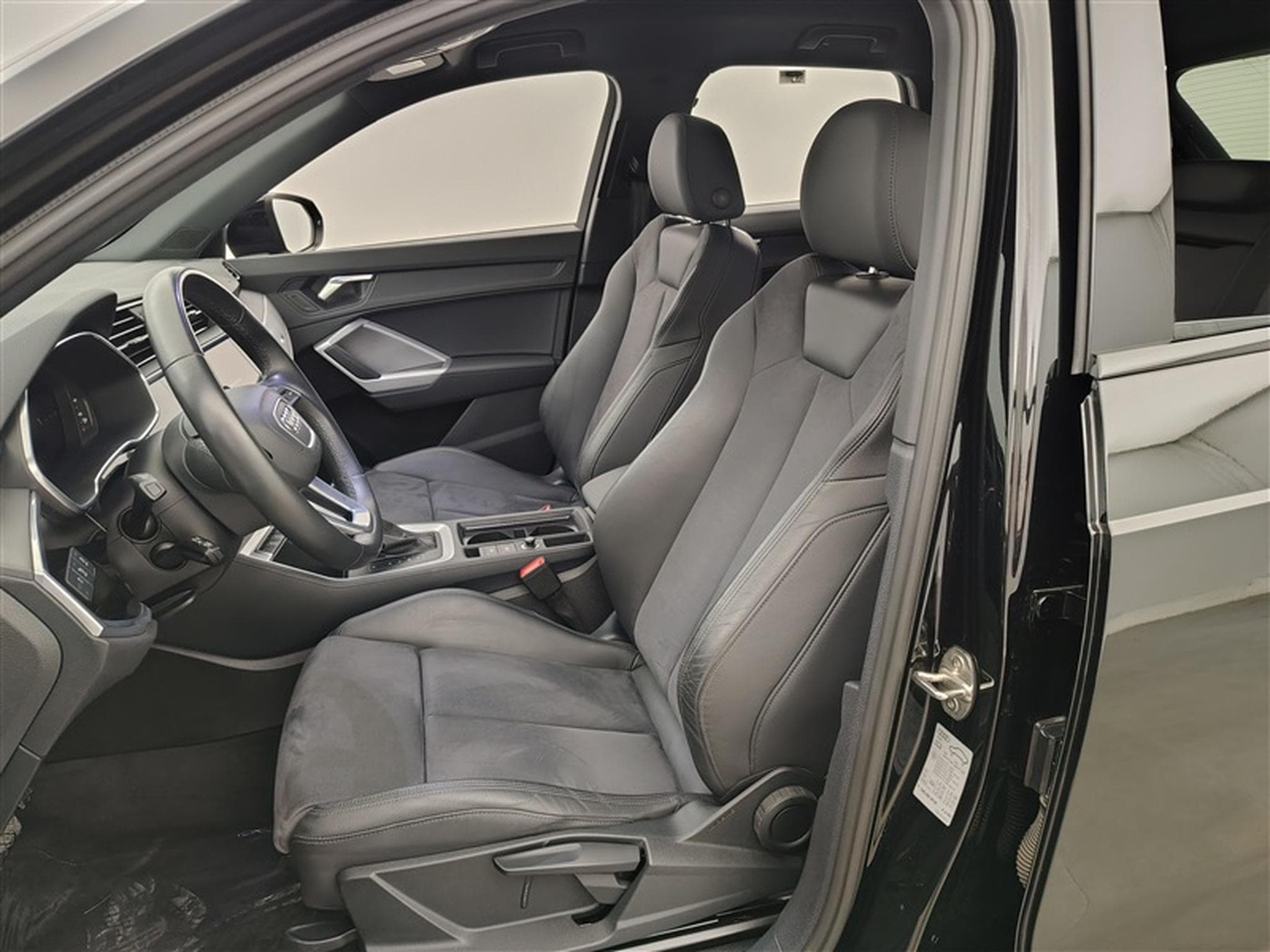 Audi Q3 35 TFSI S-line **NAVI/CAM/ALCANTARA/AUTO** (2023) - Photo 7