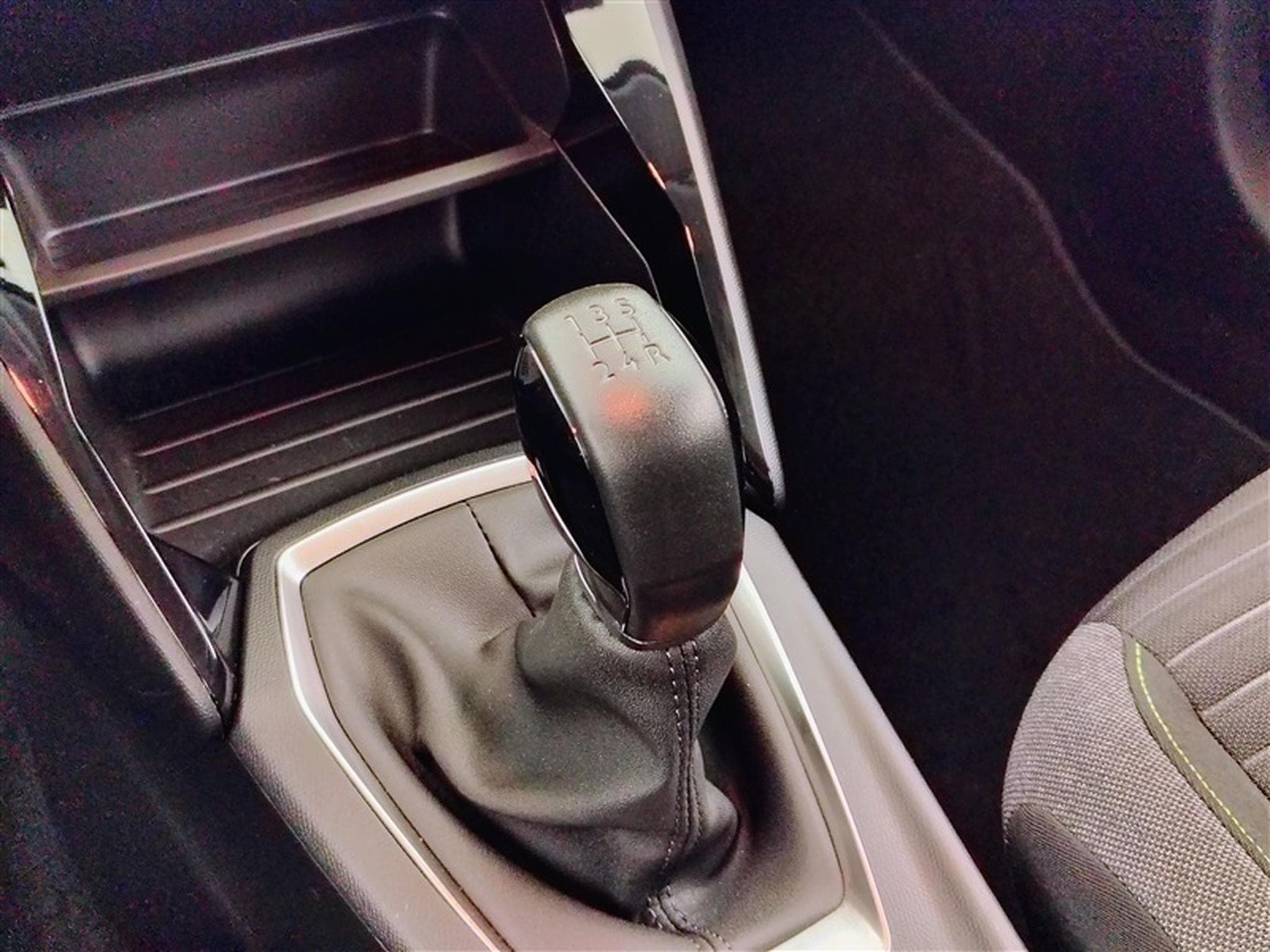 Peugeot 208 1.2 PureTech 75cv Active Pack CARPLAY / FULL LED / PDC AR (2024) - Photo 12