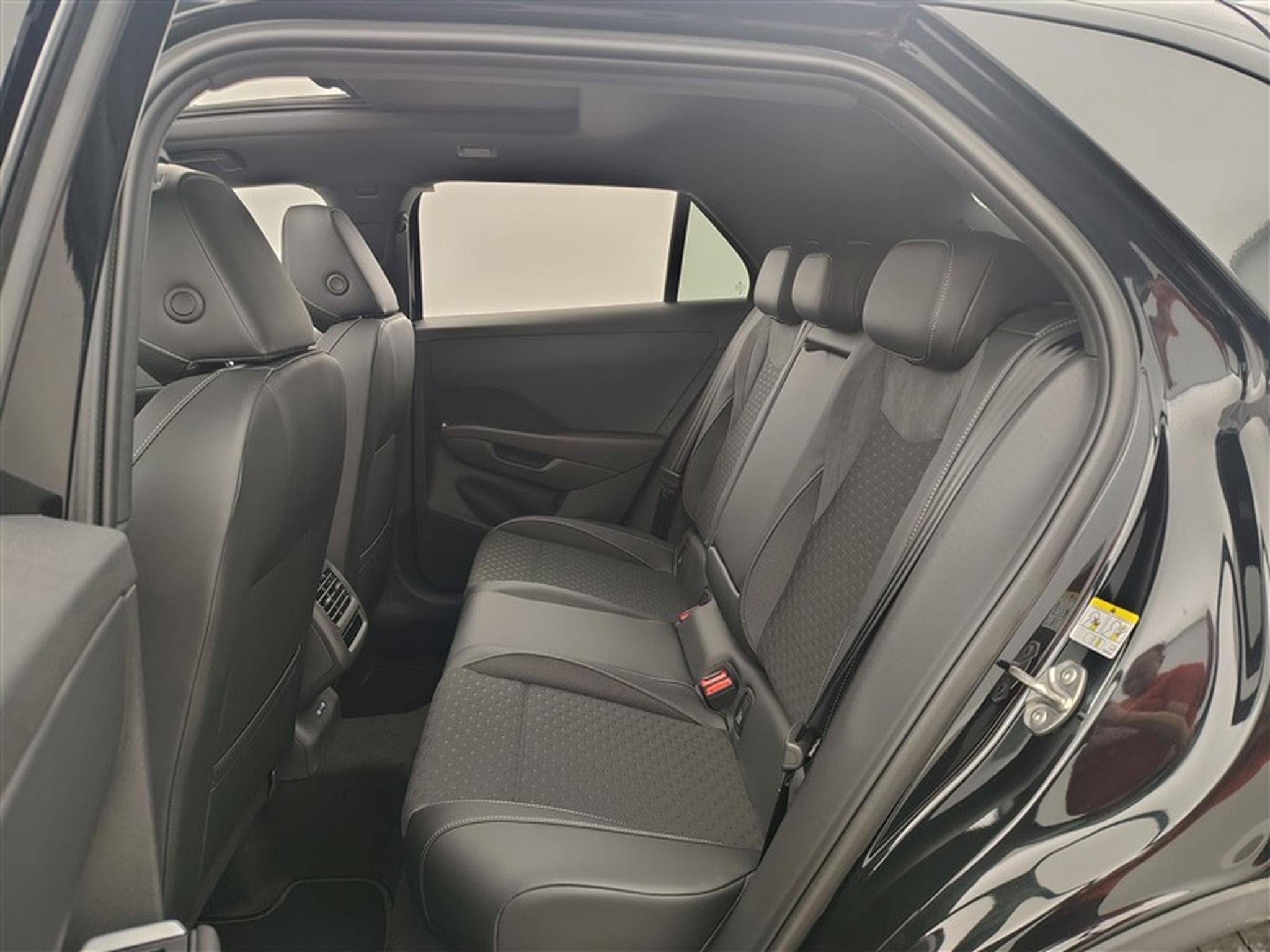 VW T-Roc 1.5 TSI 150Cv DSG R-Line CARPLAY / FULL LED / PANO / CAMERA (2026) - Photo 13
