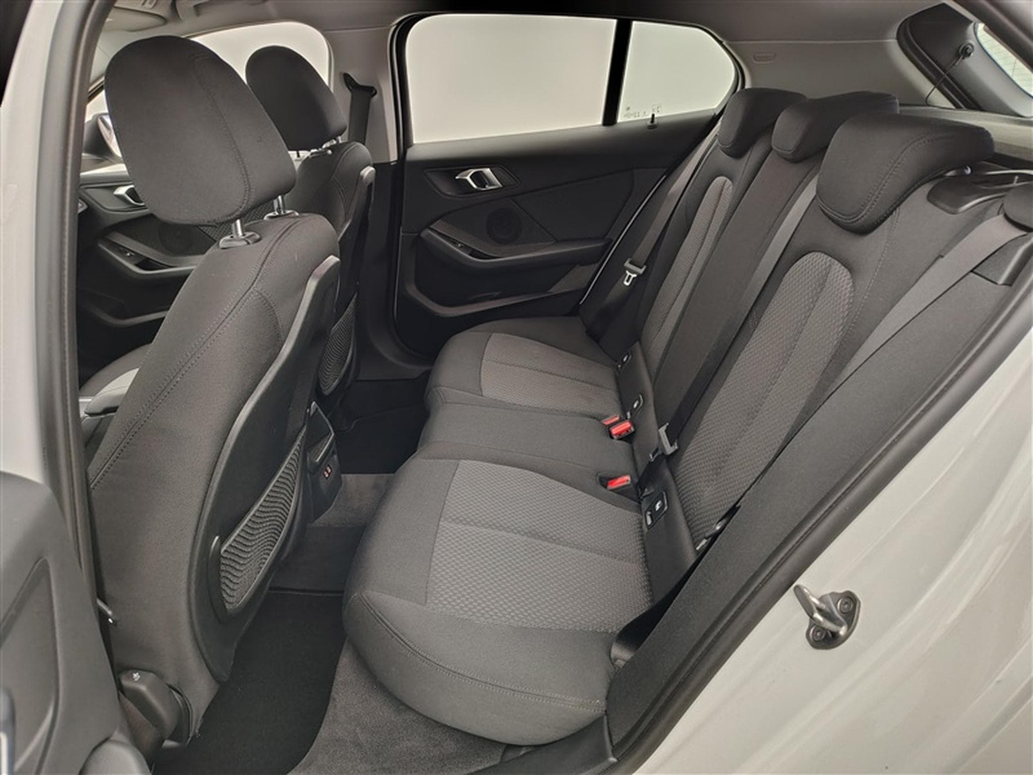 BMW 118 iA Business NAVI / FULL LED / PDC AV-AR (2024) - Photo 13