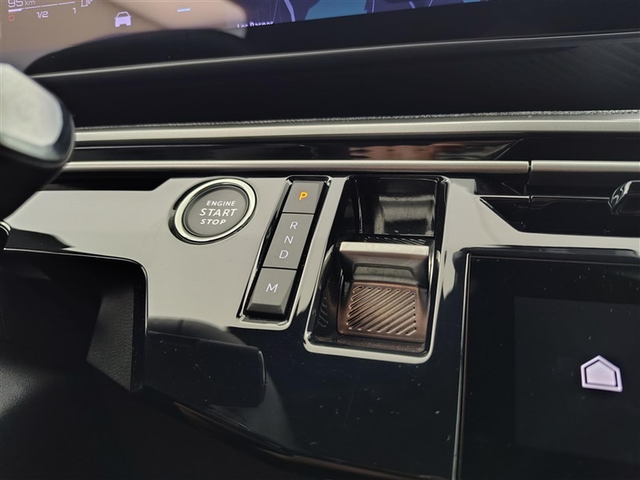 Peugeot 5008 1.2 HYBRID 145cv e-DCS6 Allure NAVI /CARPLAY/FULL LED/S-CUIR (2025) - Photo 12