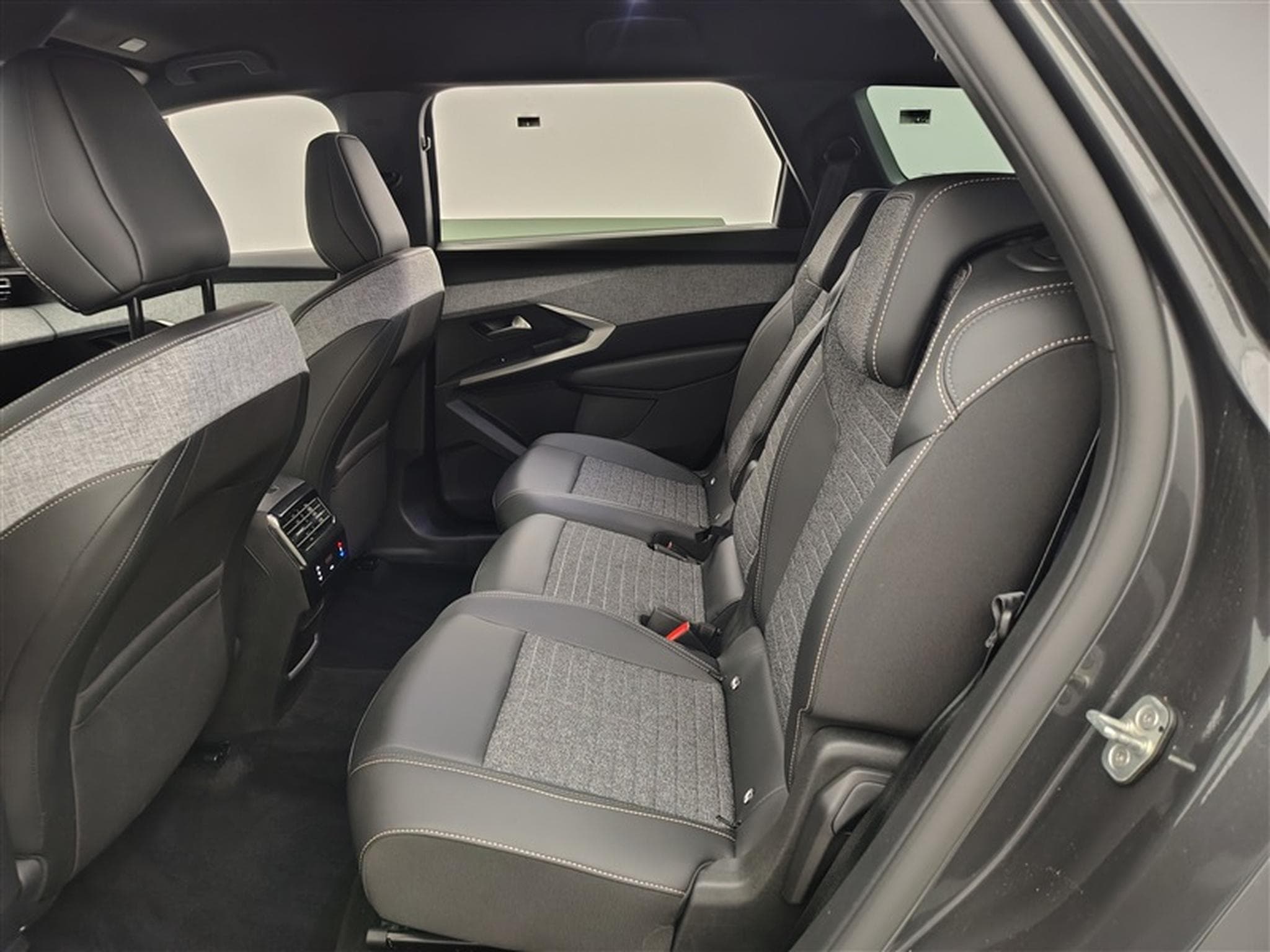 Peugeot 5008 1.2 HYBRID 145cv e-DCS6 Allure NAVI /CARPLAY/FULL LED/S-CUIR (2025) - Photo 13
