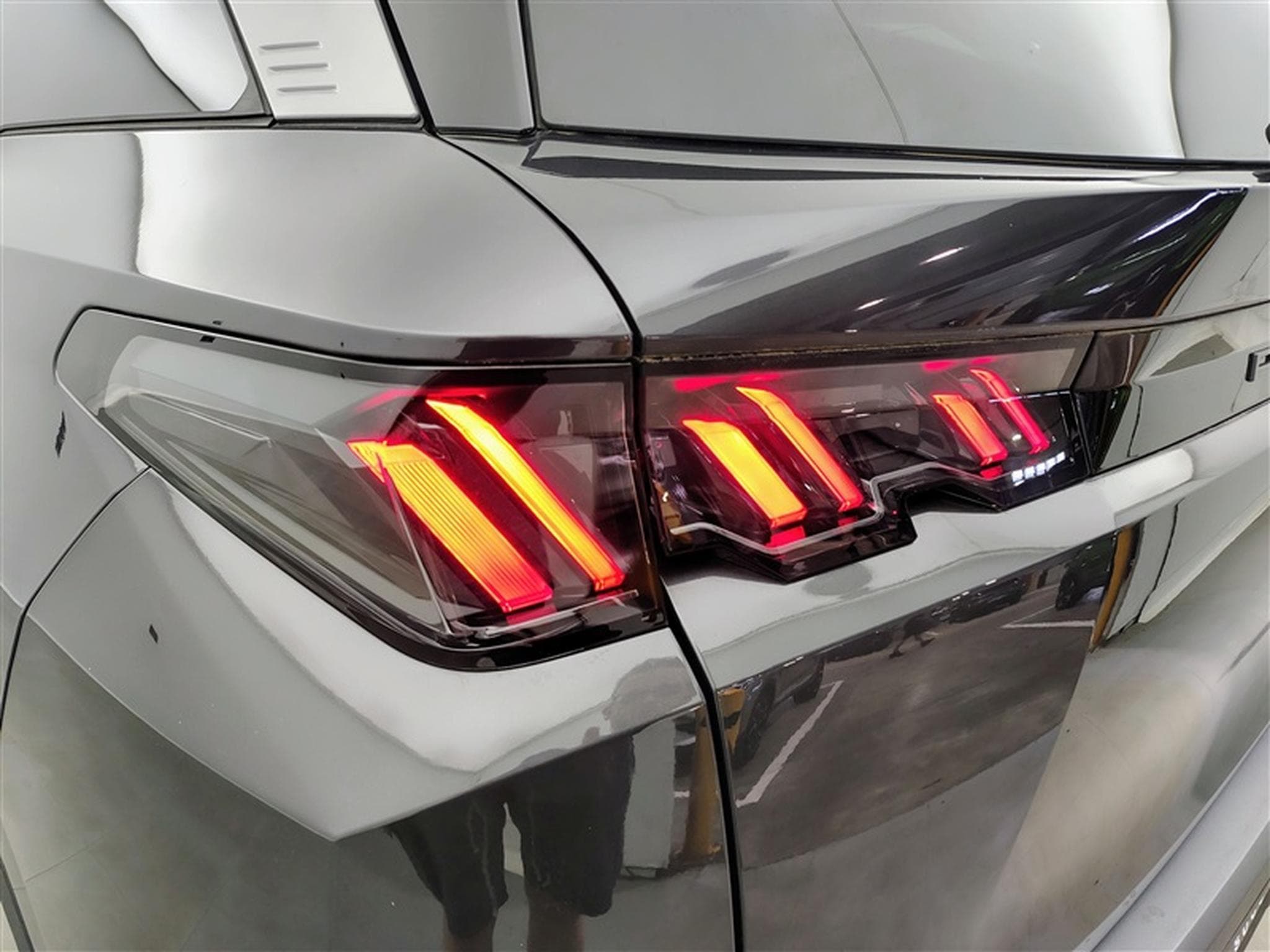 Peugeot 5008 1.2 HYBRID 145cv e-DCS6 Allure NAVI /CARPLAY/FULL LED/S-CUIR (2025) - Photo 16