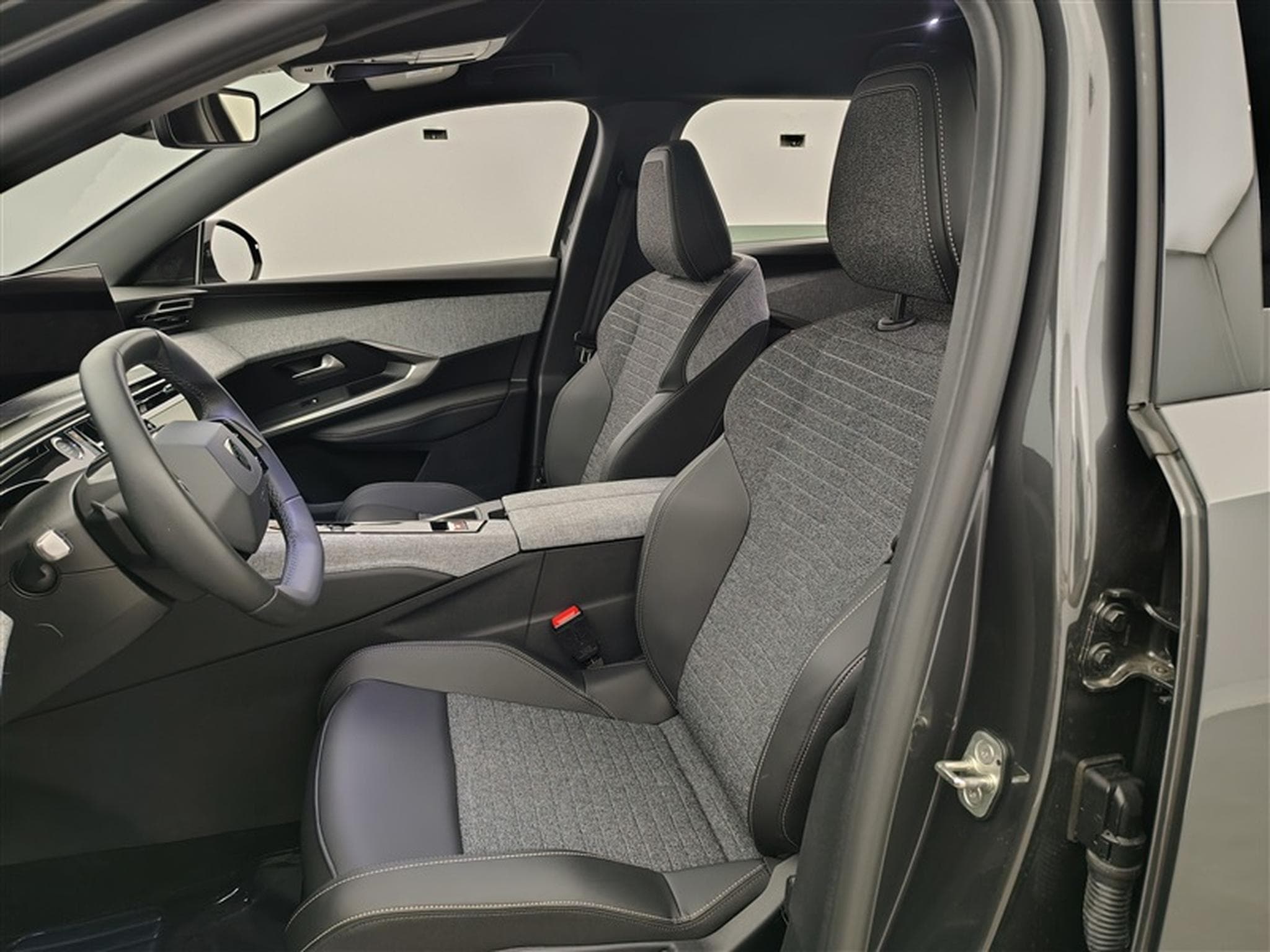 Peugeot 5008 1.2 HYBRID 145cv e-DCS6 Allure NAVI /CARPLAY/FULL LED/S-CUIR (2025) - Photo 7