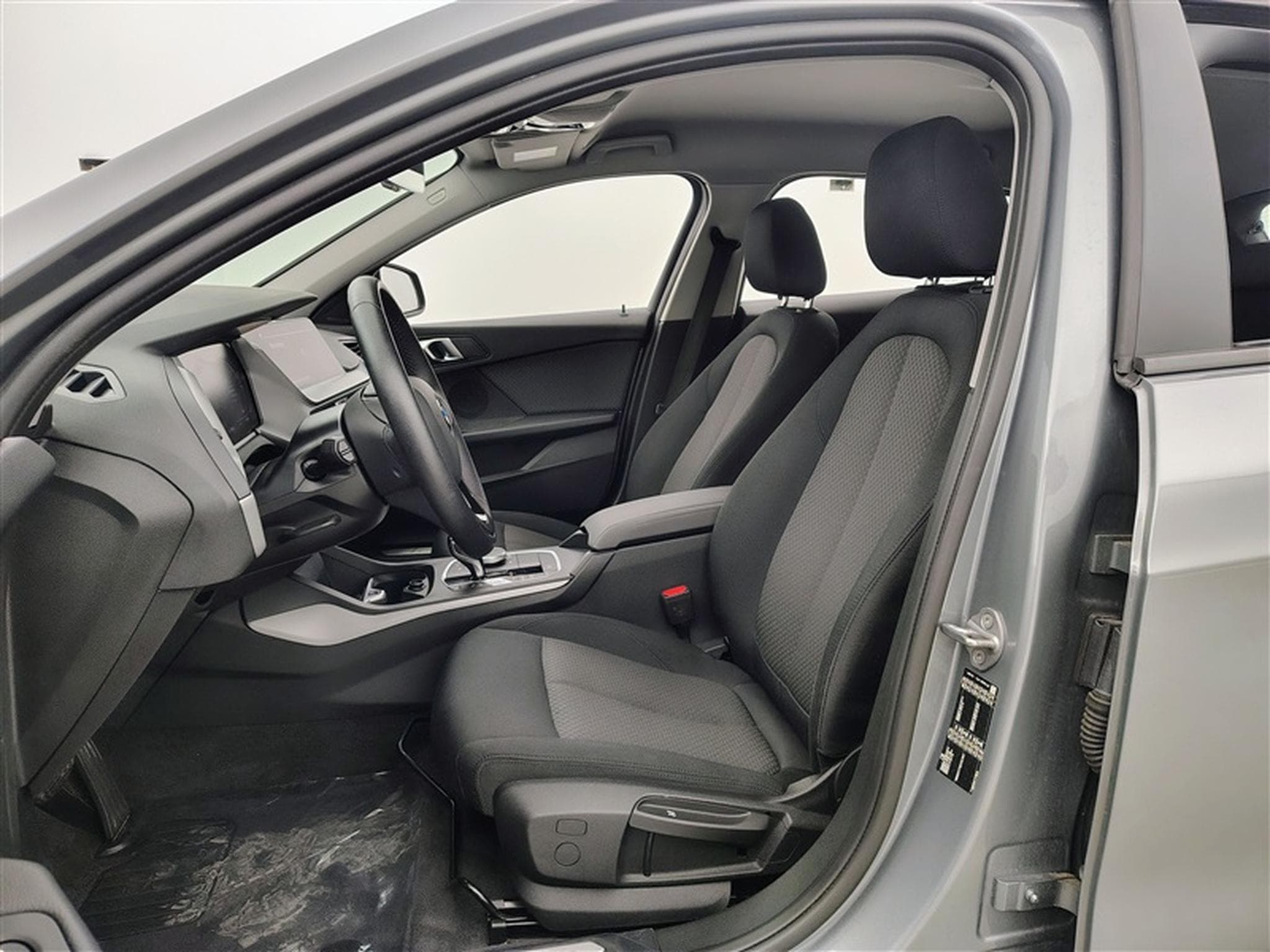 BMW 118 iA Business NAVI / FULL LED / PDC AV-AR (2023) - Photo 7