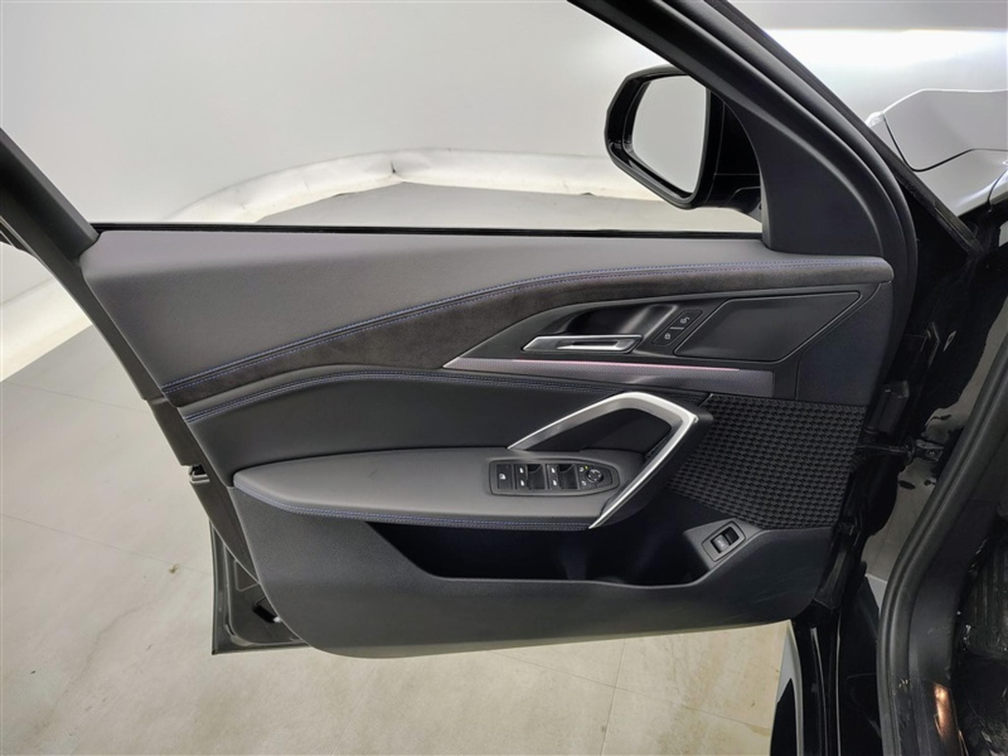 BMW X2 1.5iA sDrive20 Pack M NAVI / FULL LED / CAMERA / JA 18" (2024) - Photo 17