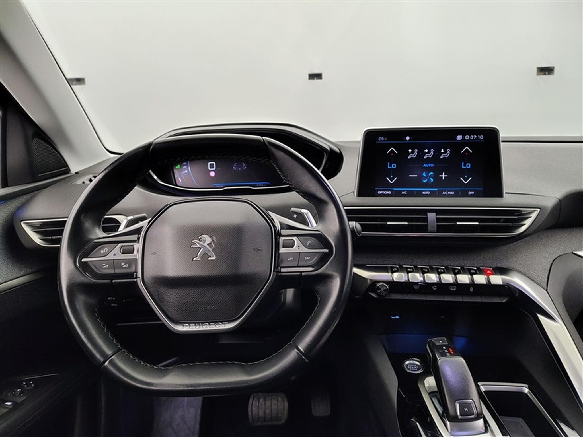 Peugeot 3008 1.2 EAT8 Allure Navi / PDC+Caméra (2019) - Photo 9