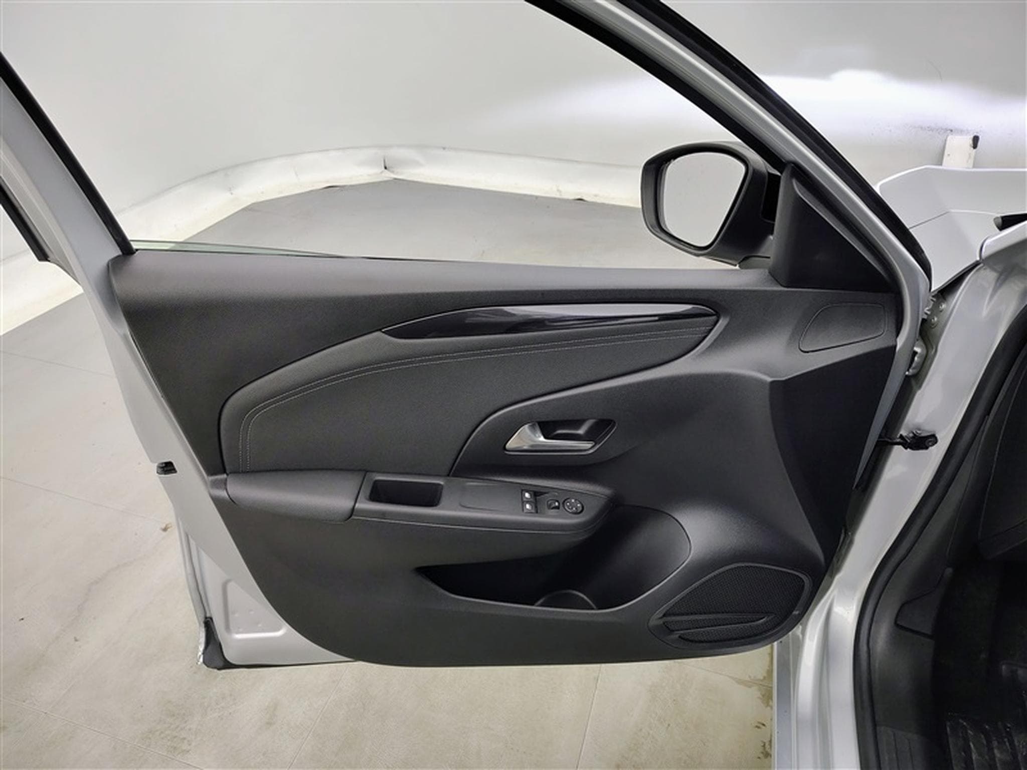 Opel Corsa 1.2i Elegance NAVI / FULL LED / PDC (2023) - Photo 17