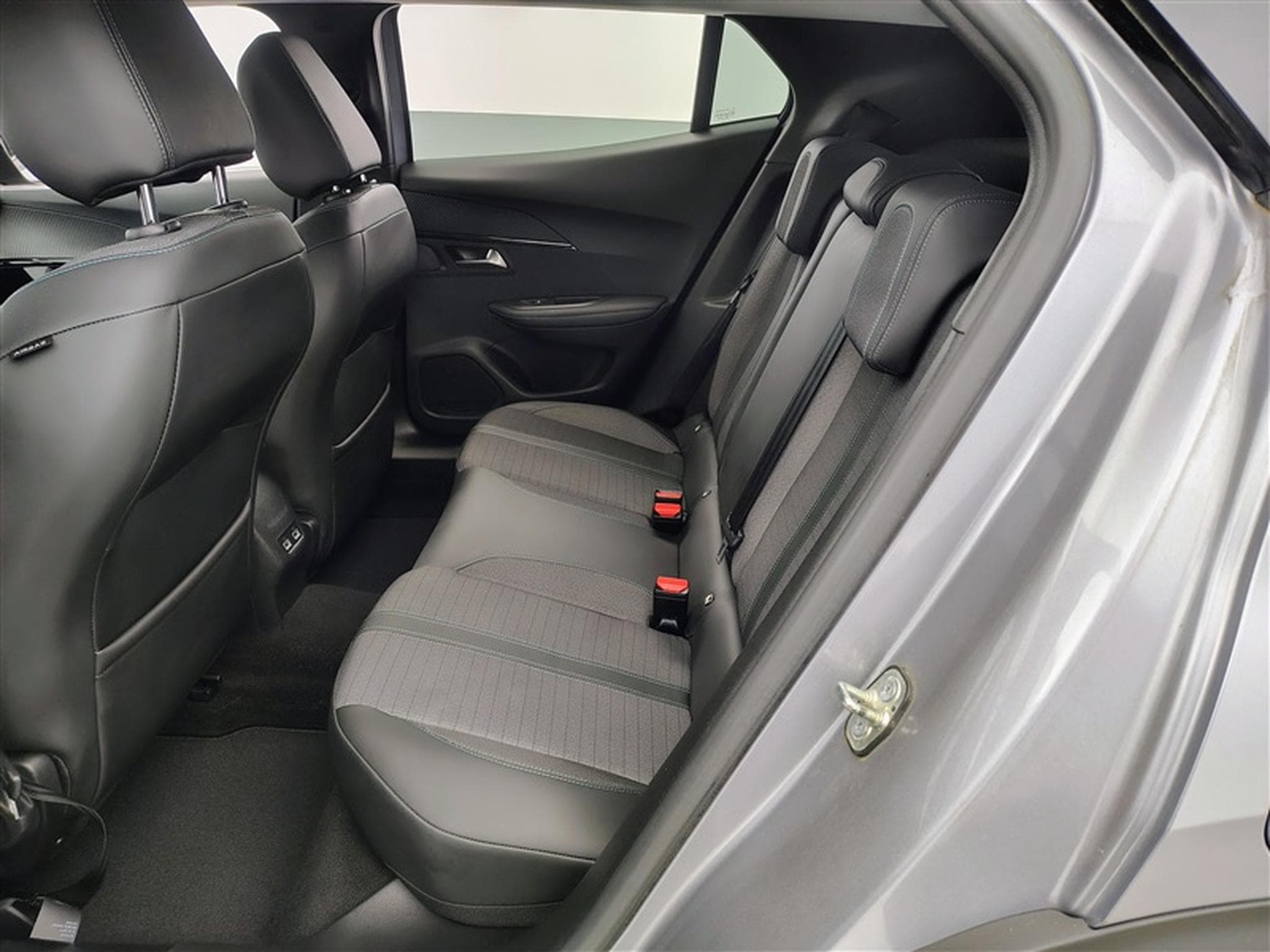 Peugeot 2008 1.5 BlueHDi Active **CAM/NAVI/CARPLAY** (2021) - Photo 13