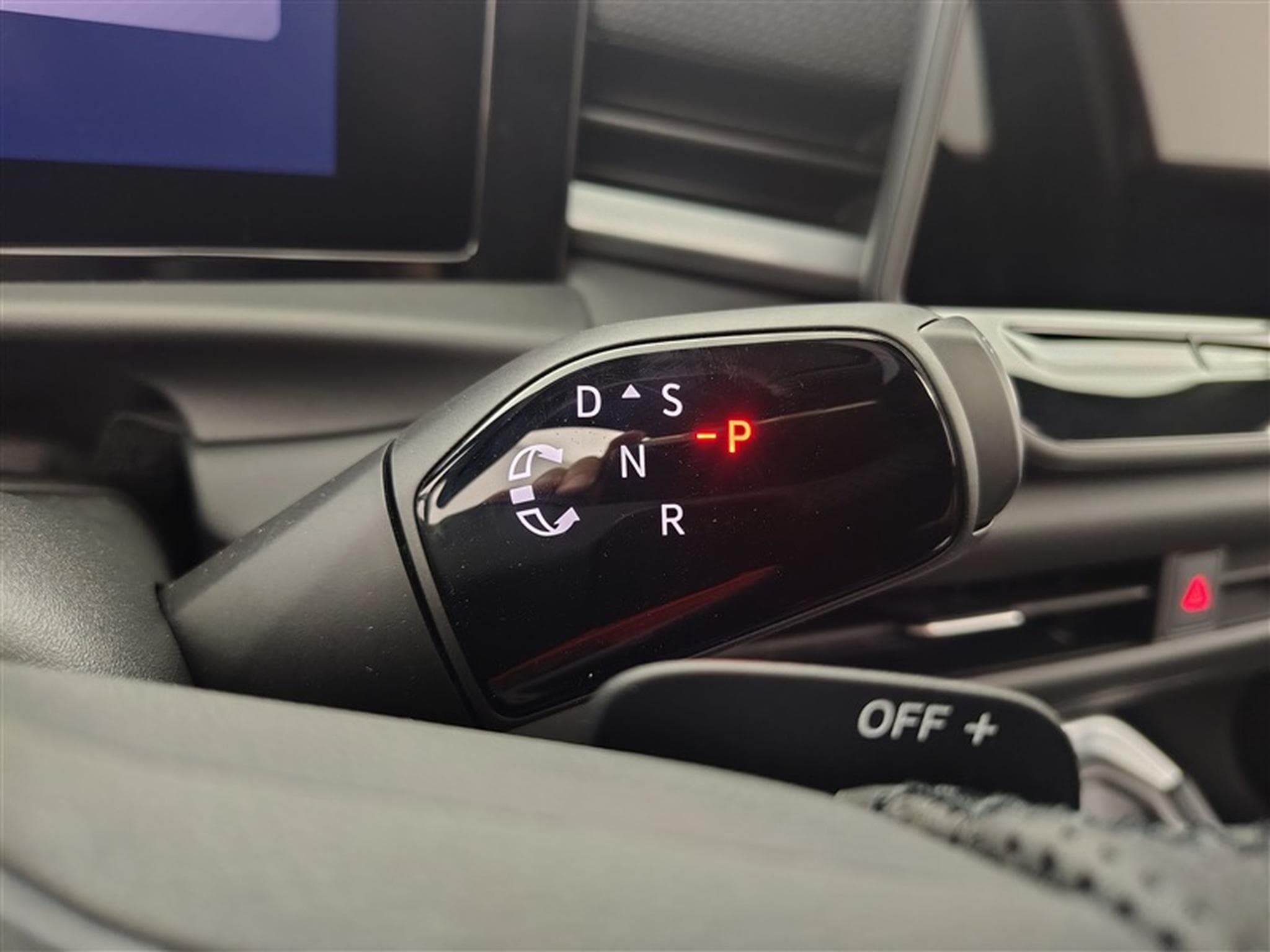 VW T-Roc 1.5 TSI 150cv DSG R-Line CARPLAY / FULL LED / PANO / CAMERA (2026) - Photo 12