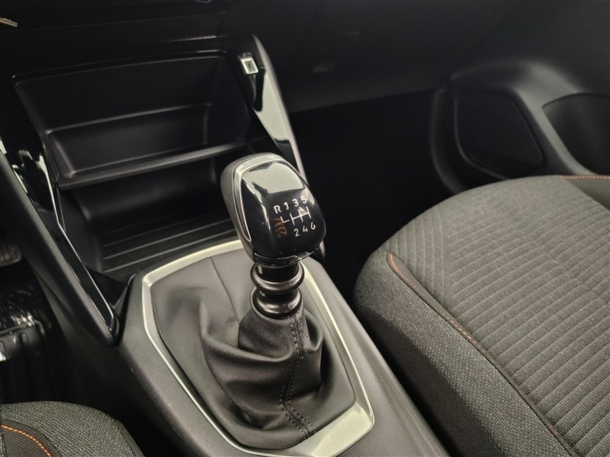 Peugeot 208 1.2 PureTech 101cv Active Pack CARPLAY / FULL LED / PDC AR (2025) - Photo 12