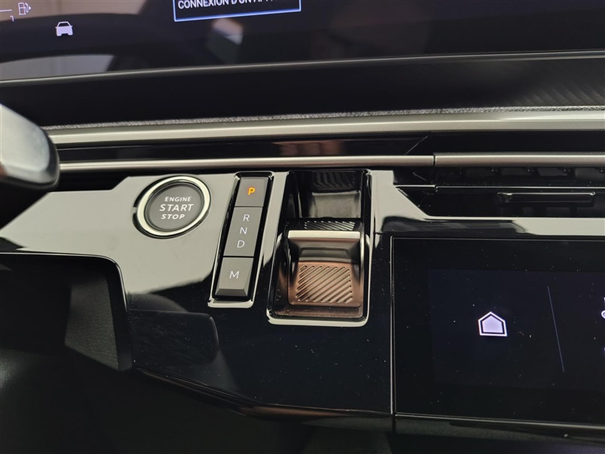 Peugeot 5008 1.2 HYBRID 145cv e-DSC6 Allure Pack 7pl. NAVI / CAMERA 360° (2025) - Photo 12