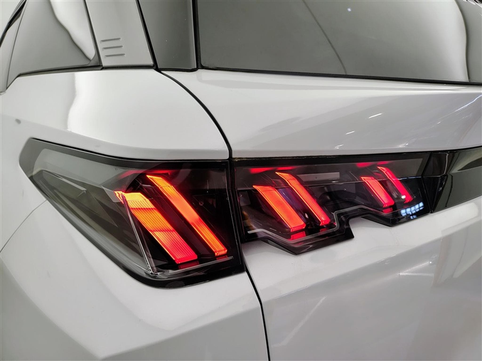 Peugeot 5008 1.2 HYBRID 145cv e-DSC6 Allure Pack 7pl. NAVI / CAMERA 360° (2025) - Photo 16