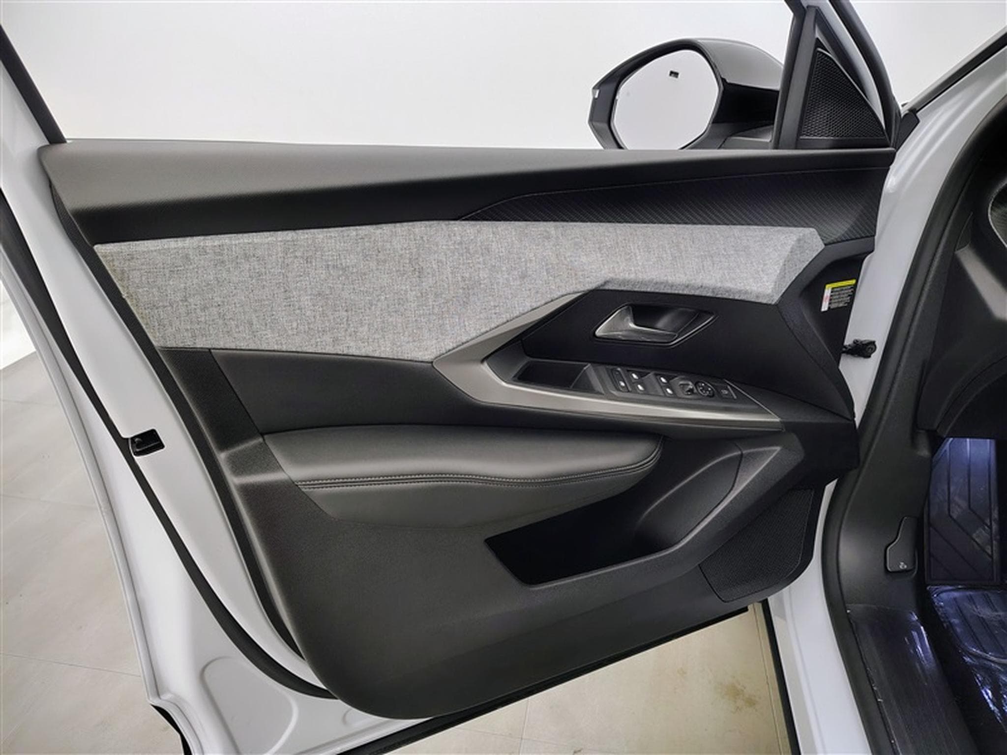 Peugeot 5008 1.2 HYBRID 145cv e-DSC6 Allure Pack 7pl. NAVI / CAMERA 360° (2025) - Photo 17