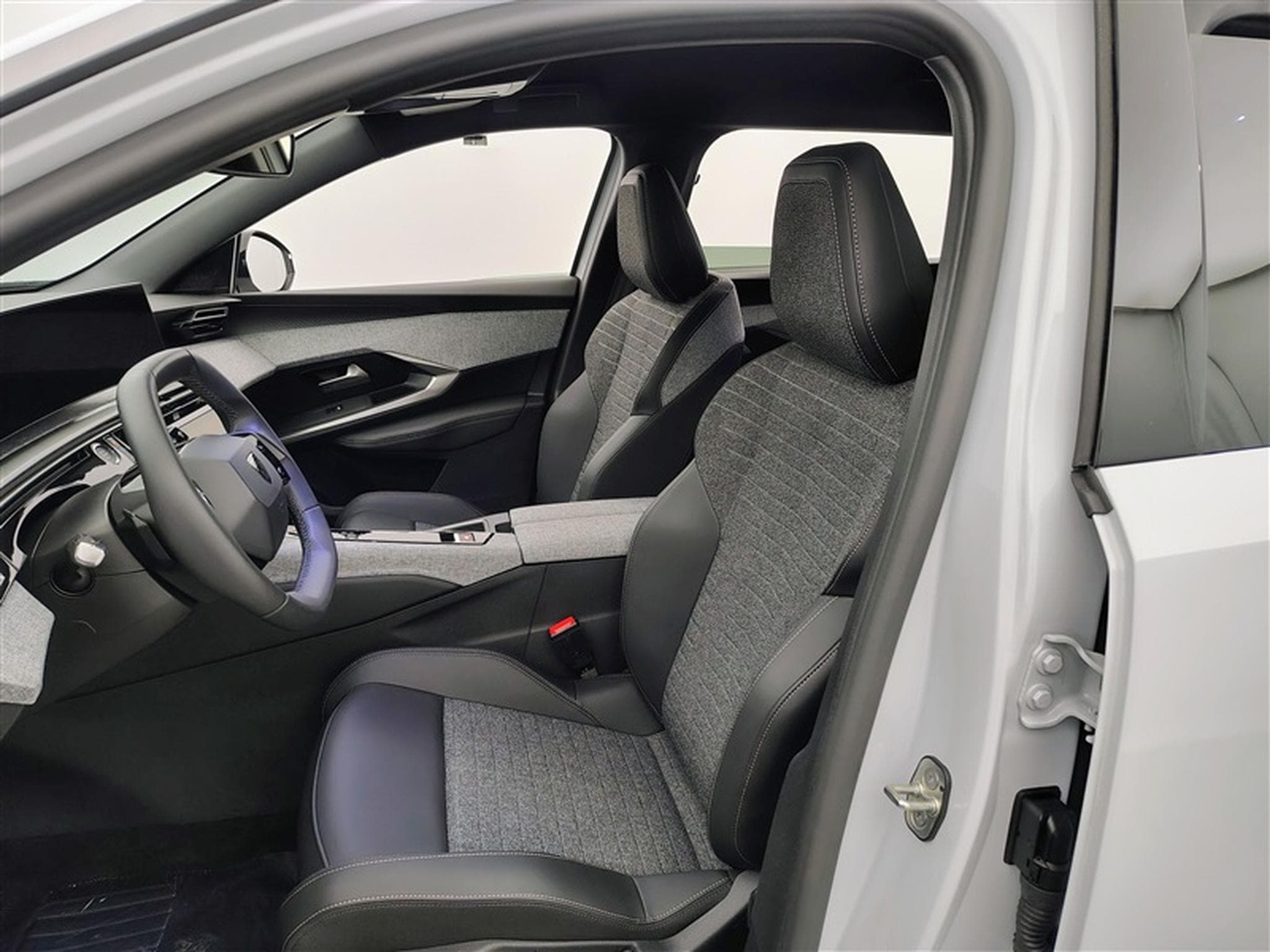 Peugeot 5008 1.2 HYBRID 145cv e-DSC6 Allure Pack 7pl. NAVI / CAMERA 360° (2025) - Photo 7