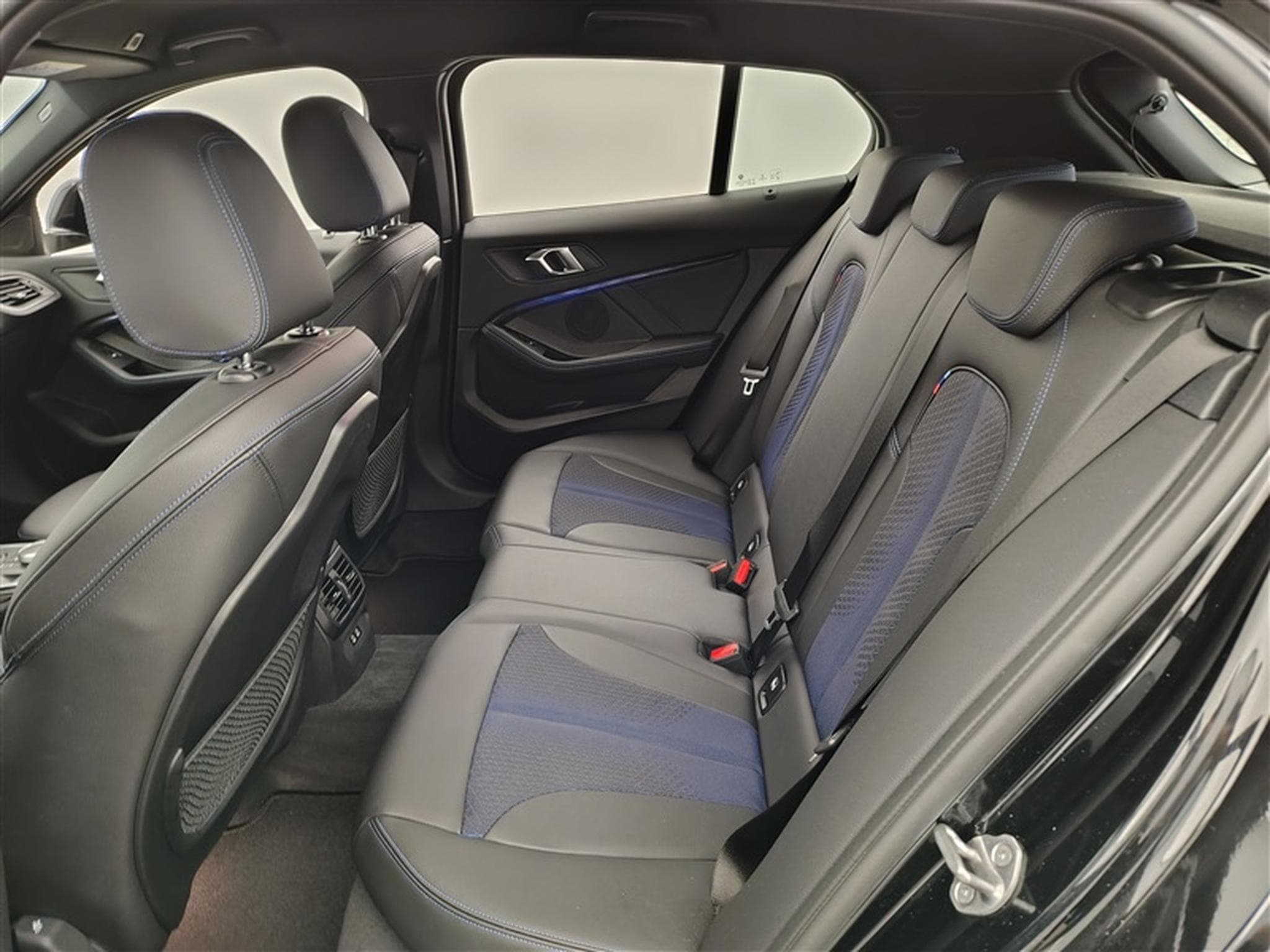 BMW 118 i Pack M   Navi Cockpit / Led/ PDC+Caméra (2022) - Photo 13