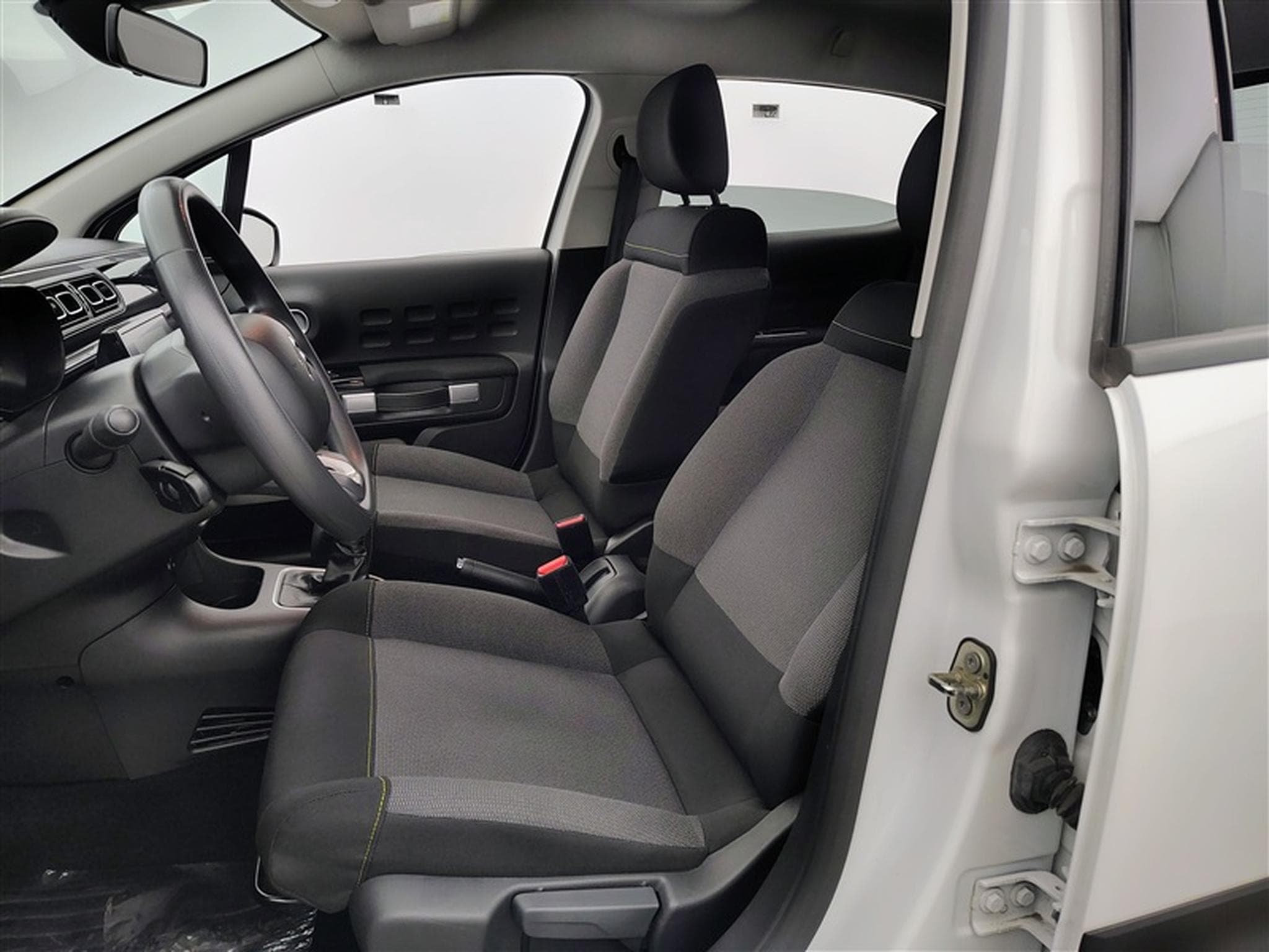Citroen C3 1.2i PureTech Shine CARPLAY / FULL LED / JA 16" (2023) - Photo 7