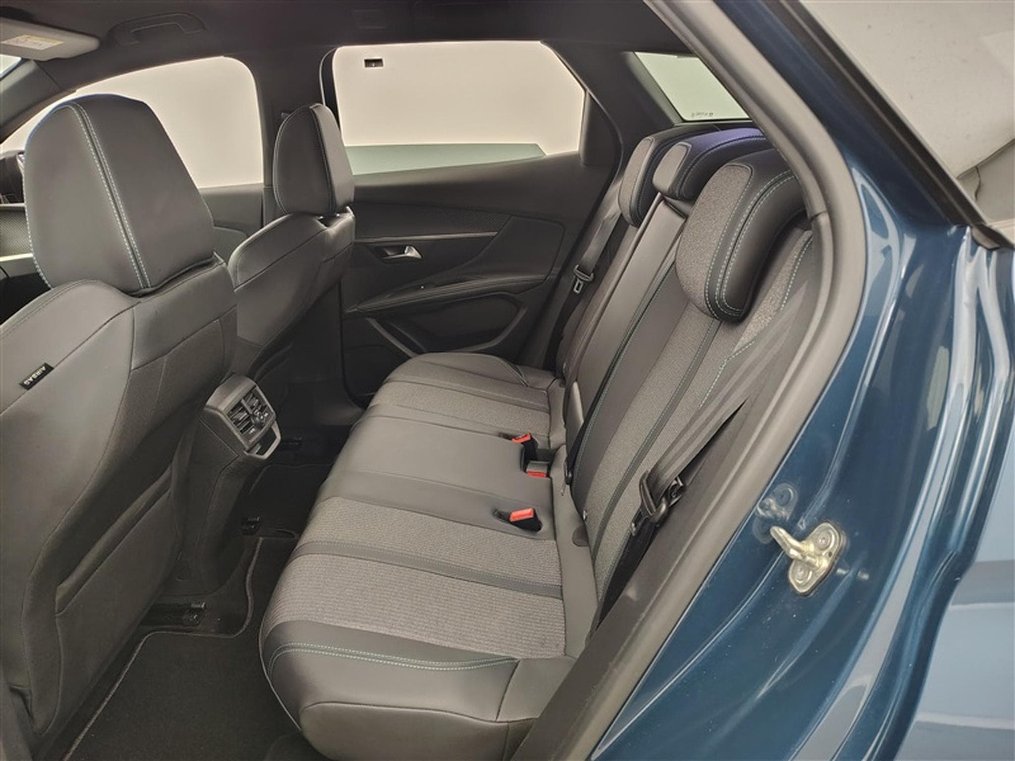 Peugeot 3008 1.2 PureTech Allure Pack S-CUIR / NAVI / CAMERA / CARPLAY (2023) - Photo 13