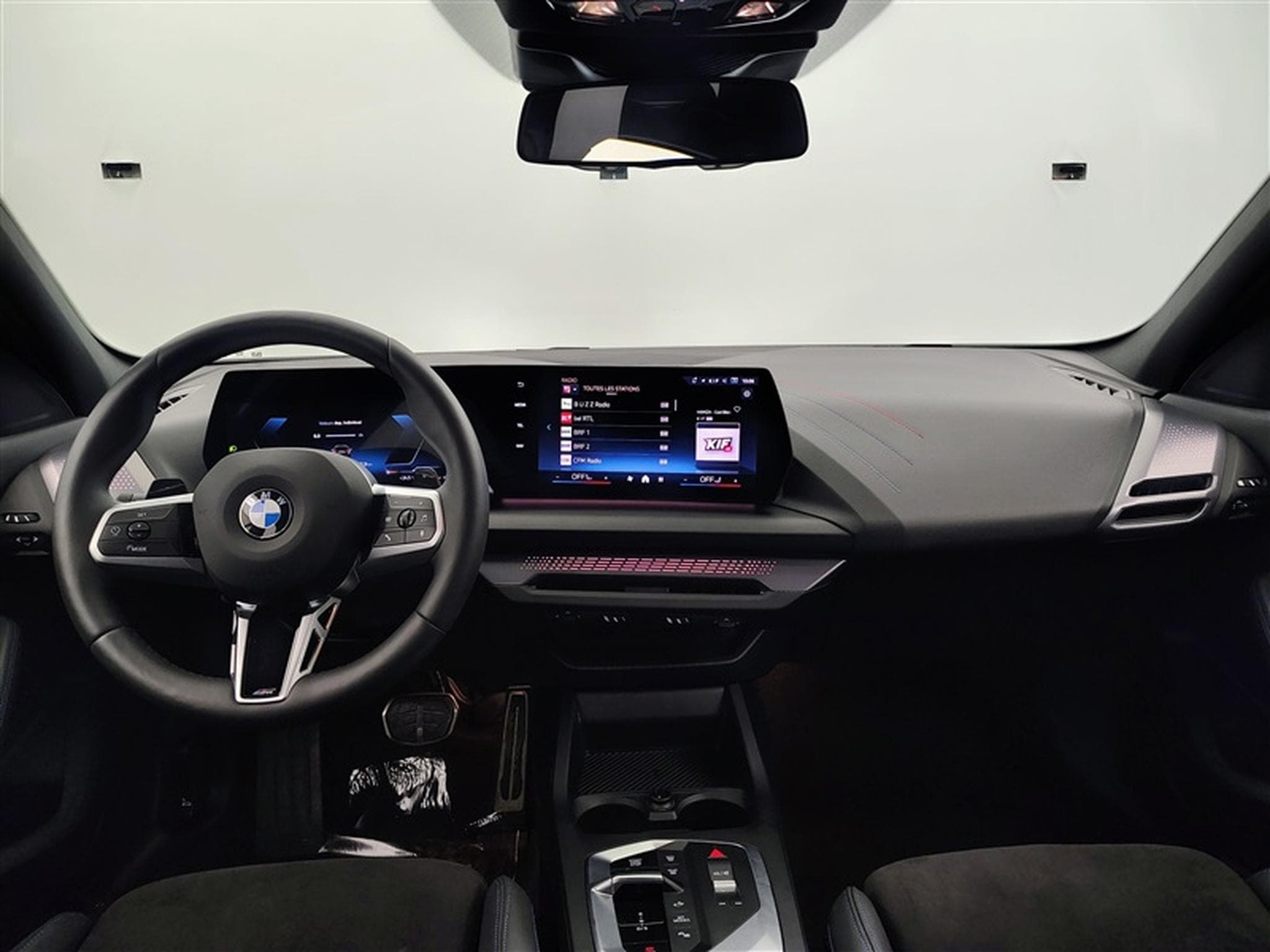 BMW 120 120iA Pack M NAVI / FULL LED / CAMERA / JA 18" (2025) - Photo 8