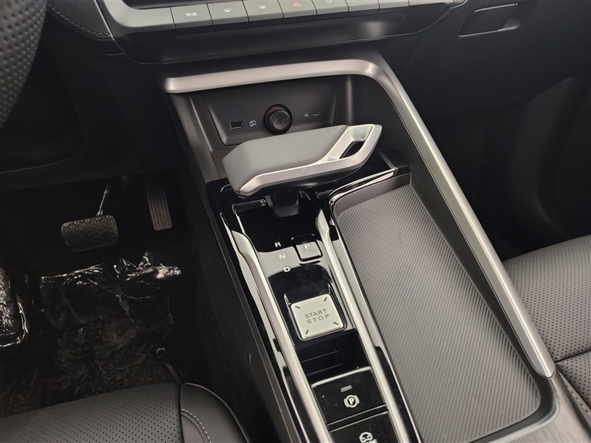 MG ZS 1.5 Hybrid+ Luxury NAVI / CAMERA / CARPLAY / ALU (2026) - Photo 12