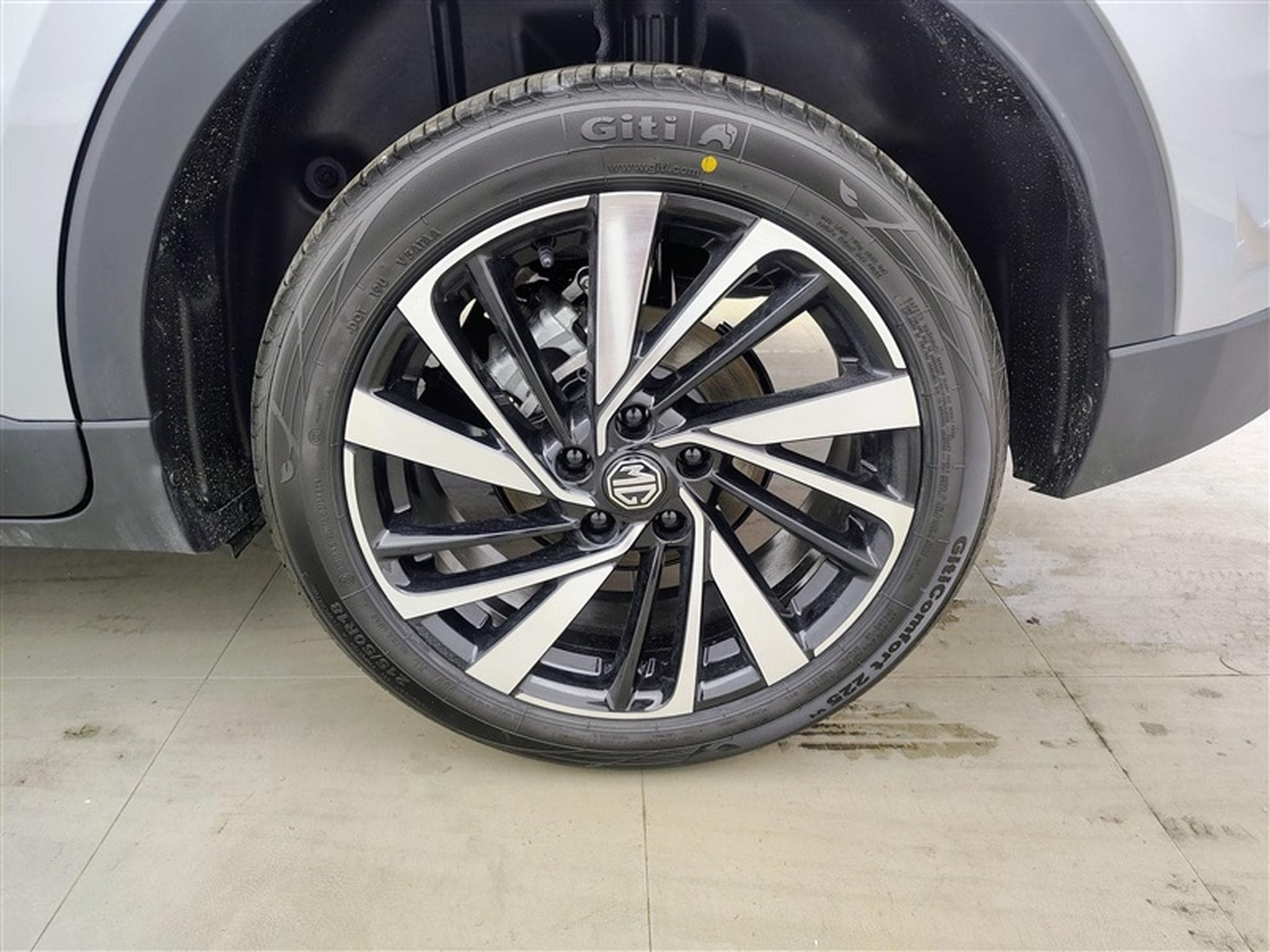 MG ZS 1.5 Hybrid+ Luxury NAVI / CAMERA / CARPLAY / ALU (2026) - Photo 6