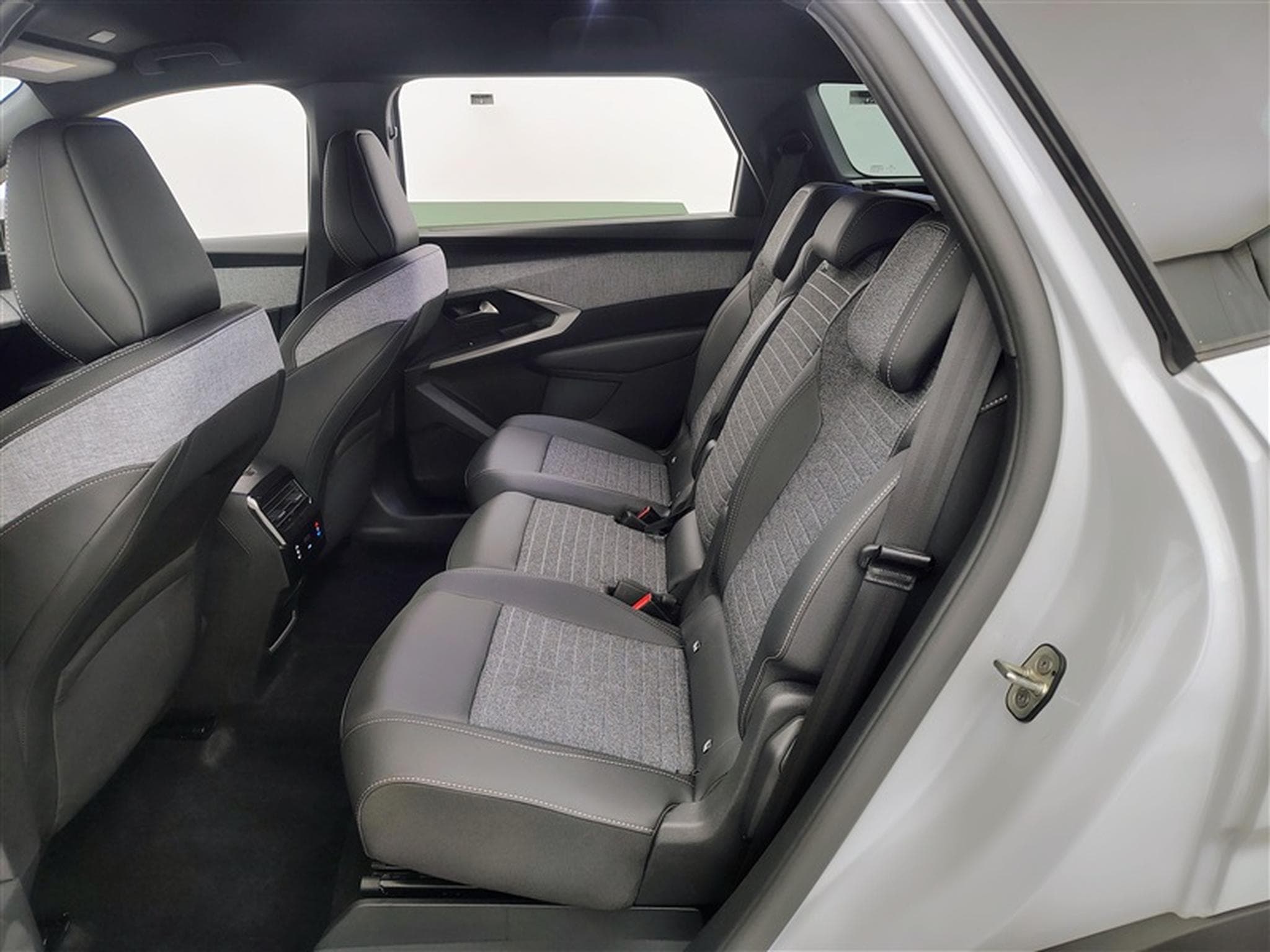 Peugeot 5008 1.2 HYBRID 145cv e-DSC6 Allure 7PL / NAVI / CAMERA360° (2025) - Photo 13