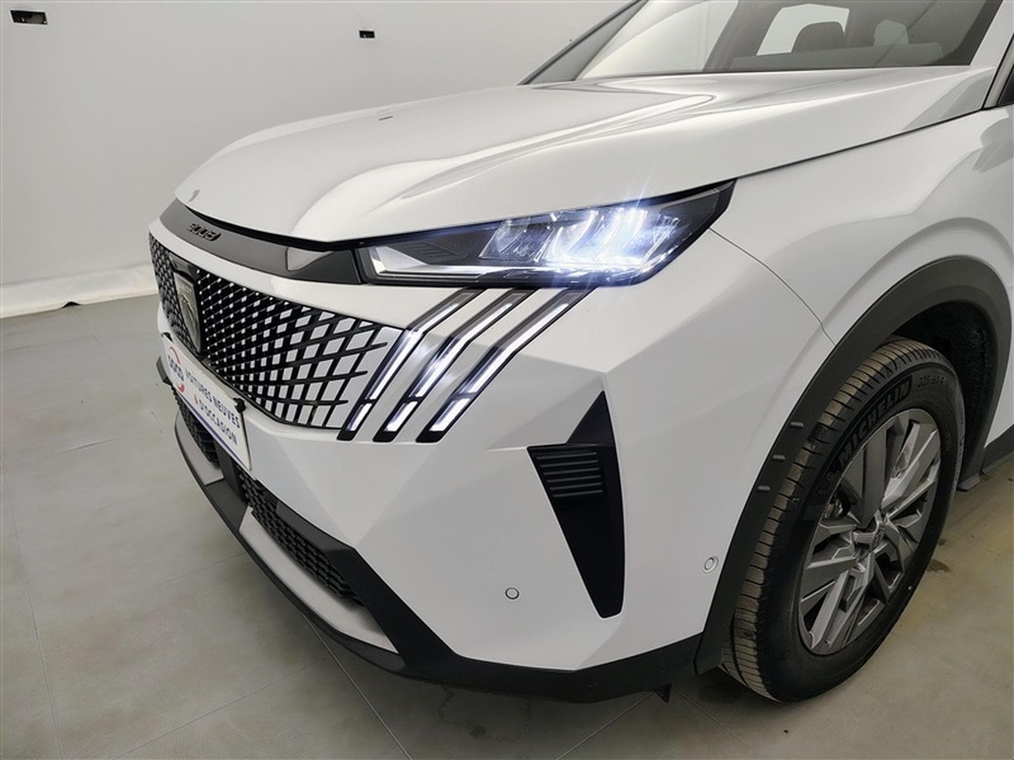 Peugeot 5008 1.2 HYBRID 145cv e-DSC6 Allure 7PL / NAVI / CAMERA360° (2025) - Photo 15