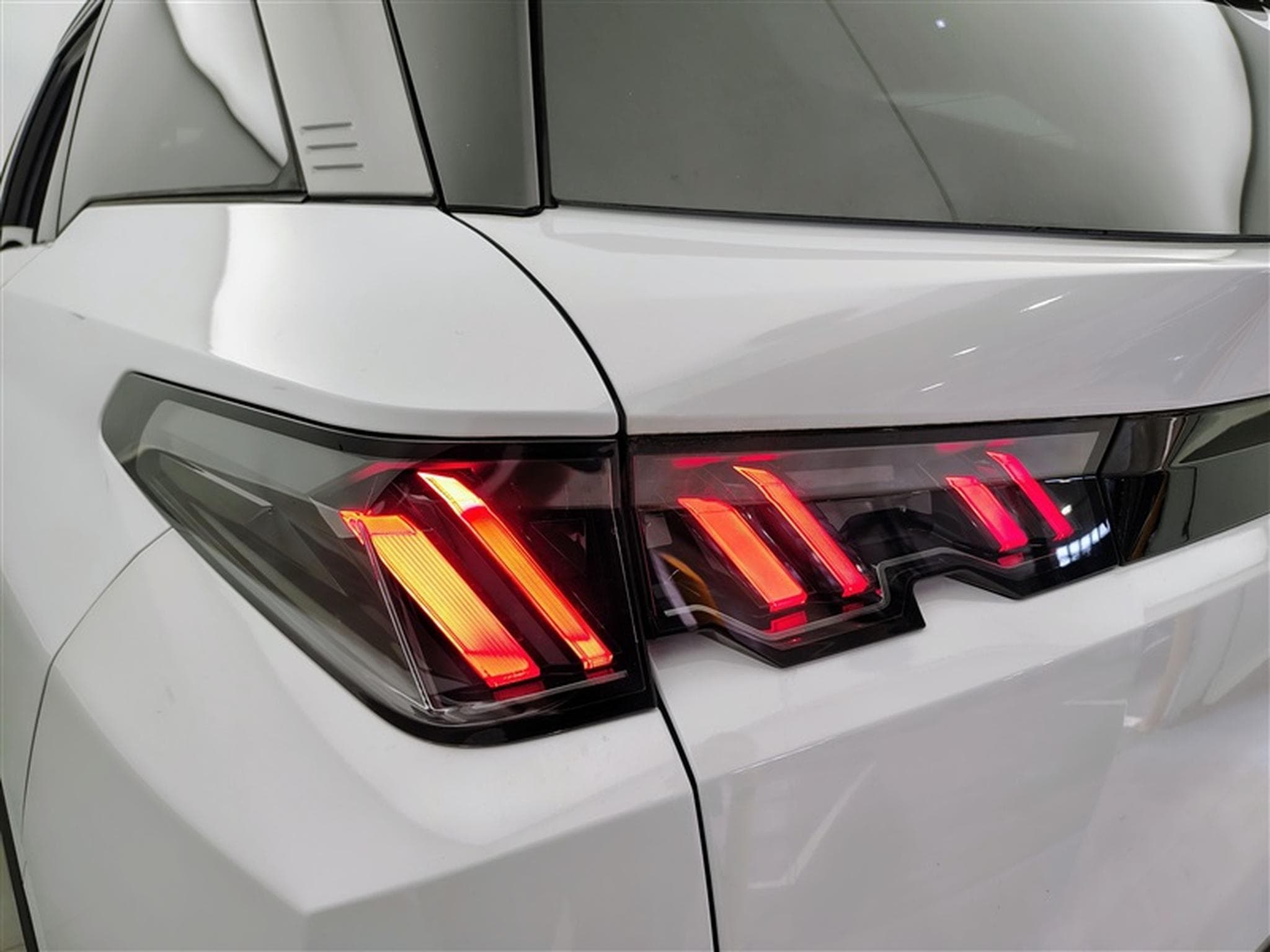Peugeot 5008 1.2 HYBRID 145cv e-DSC6 Allure 7PL / NAVI / CAMERA360° (2025) - Photo 16