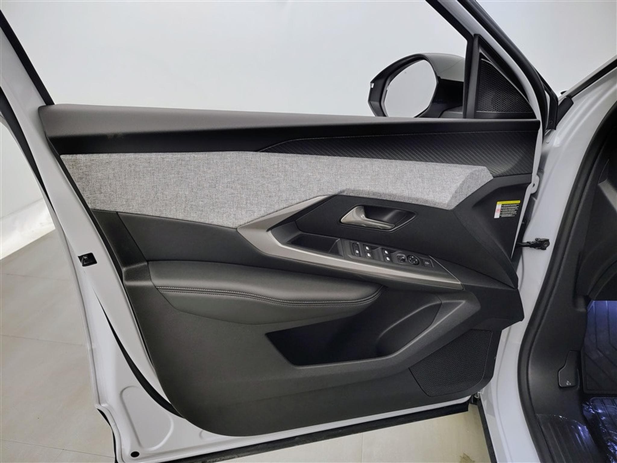 Peugeot 5008 1.2 HYBRID 145cv e-DSC6 Allure 7PL / NAVI / CAMERA360° (2025) - Photo 17