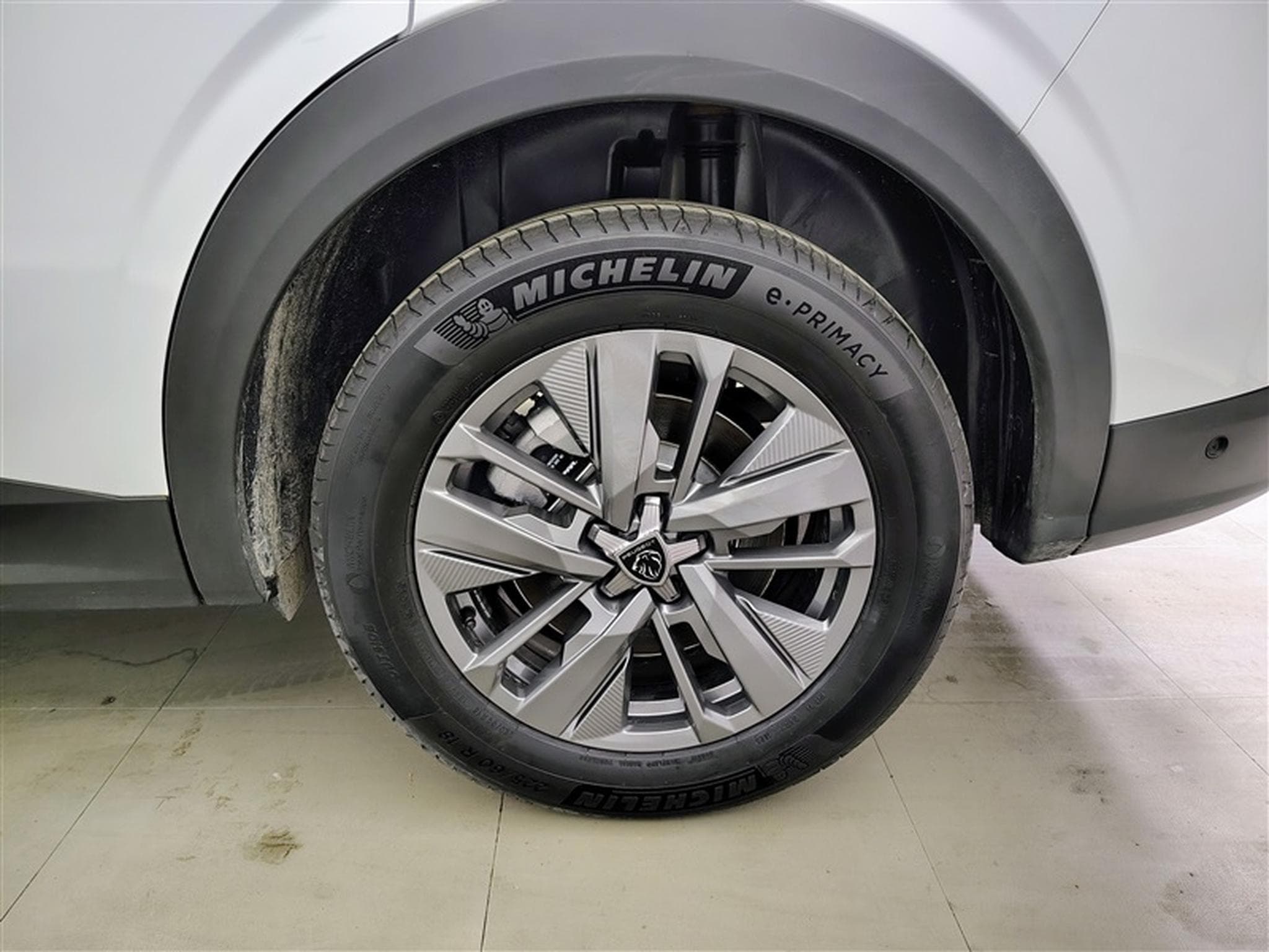 Peugeot 5008 1.2 HYBRID 145cv e-DSC6 Allure 7PL / NAVI / CAMERA360° (2025) - Photo 6