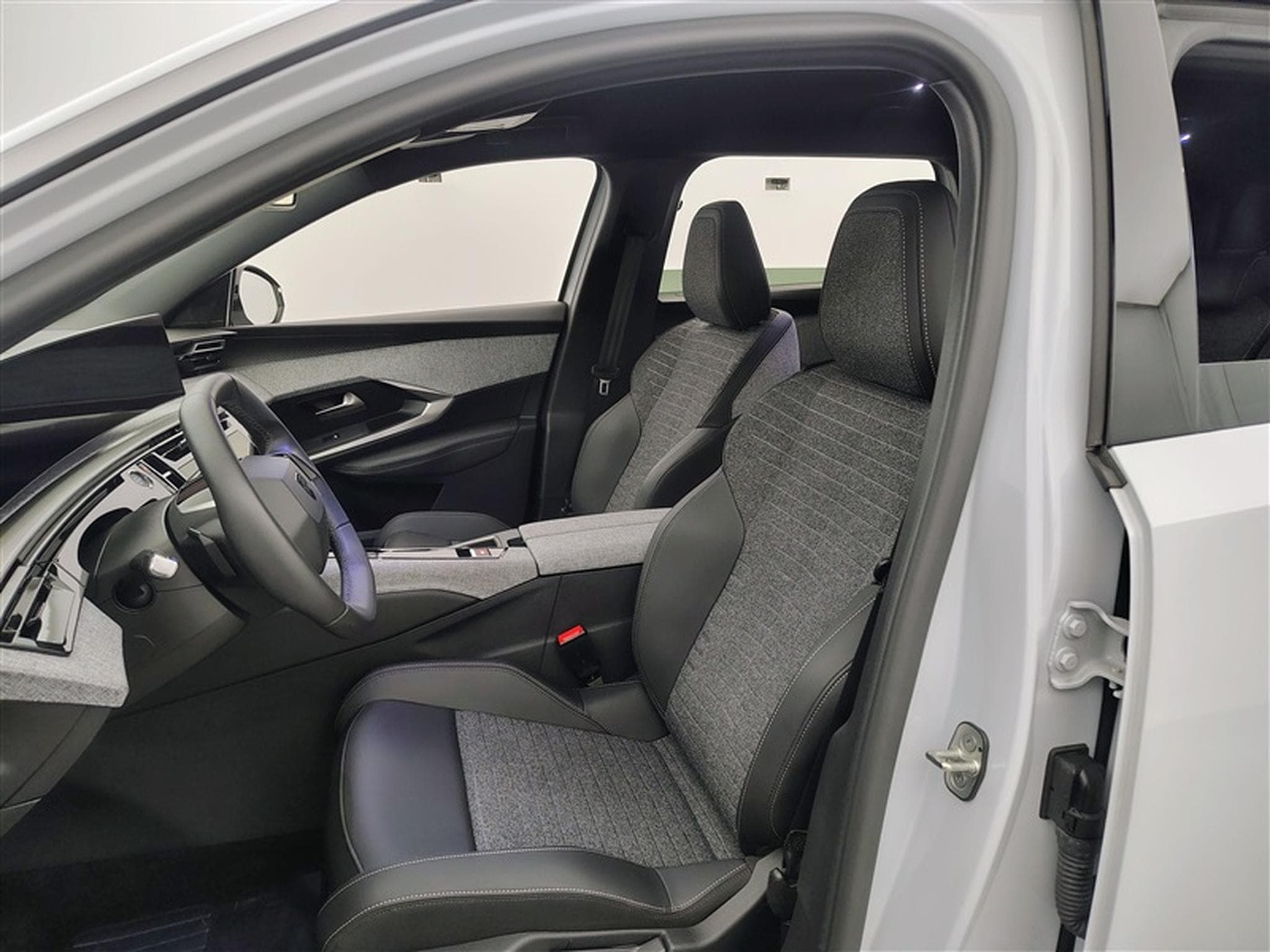 Peugeot 5008 1.2 HYBRID 145cv e-DSC6 Allure 7PL / NAVI / CAMERA360° (2025) - Photo 7