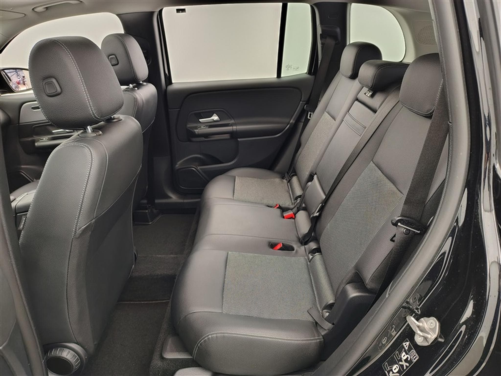 Mercedes GLB 180 GLB180 Business Line S-CUIR/NAVI/TO PANO/JA/PDC (2022) - Photo 9