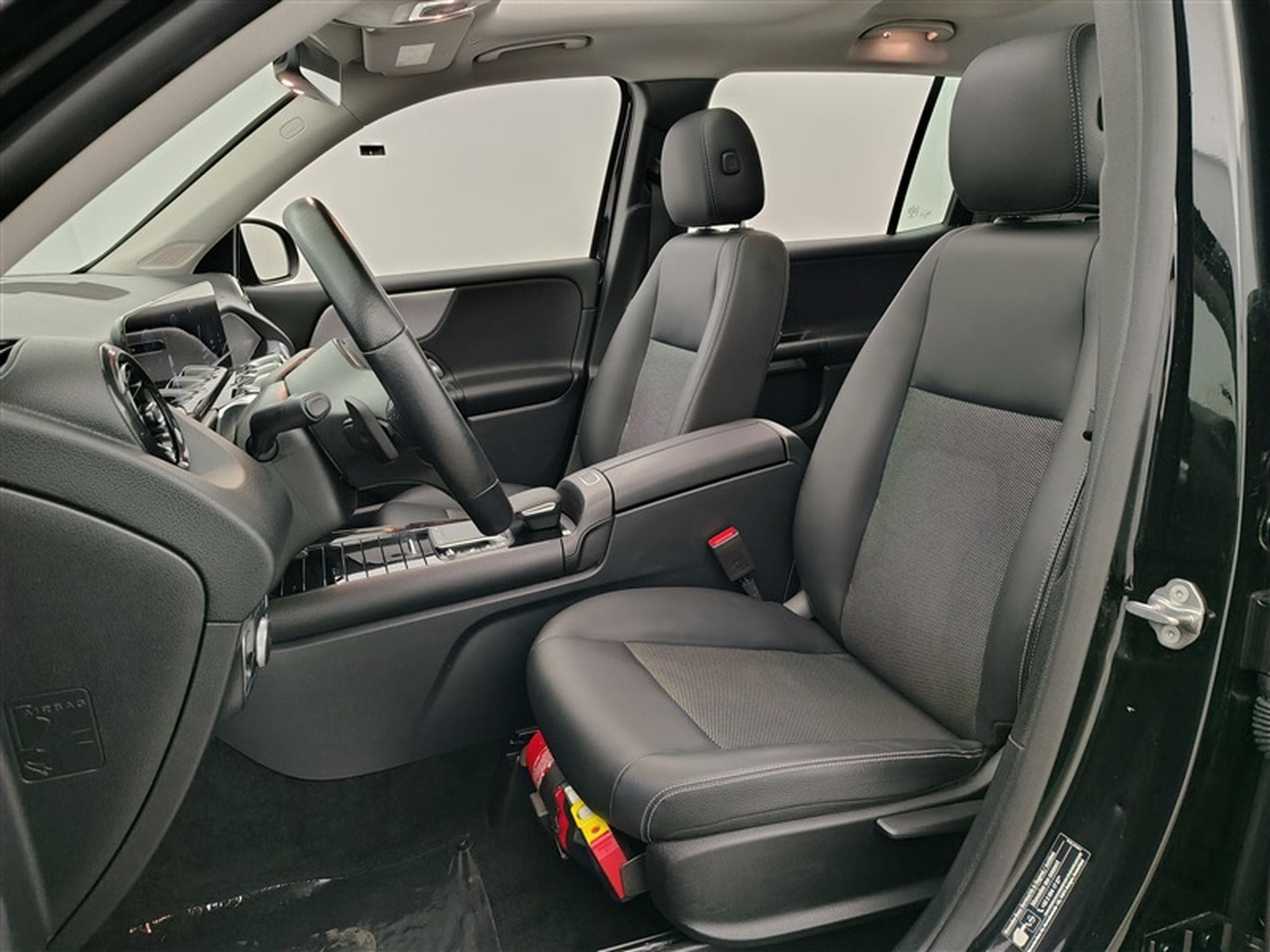 Mercedes GLB 180 GLB180 Business Line S-CUIR/NAVI/TO PANO/JA/PDC (2022) - Photo 3