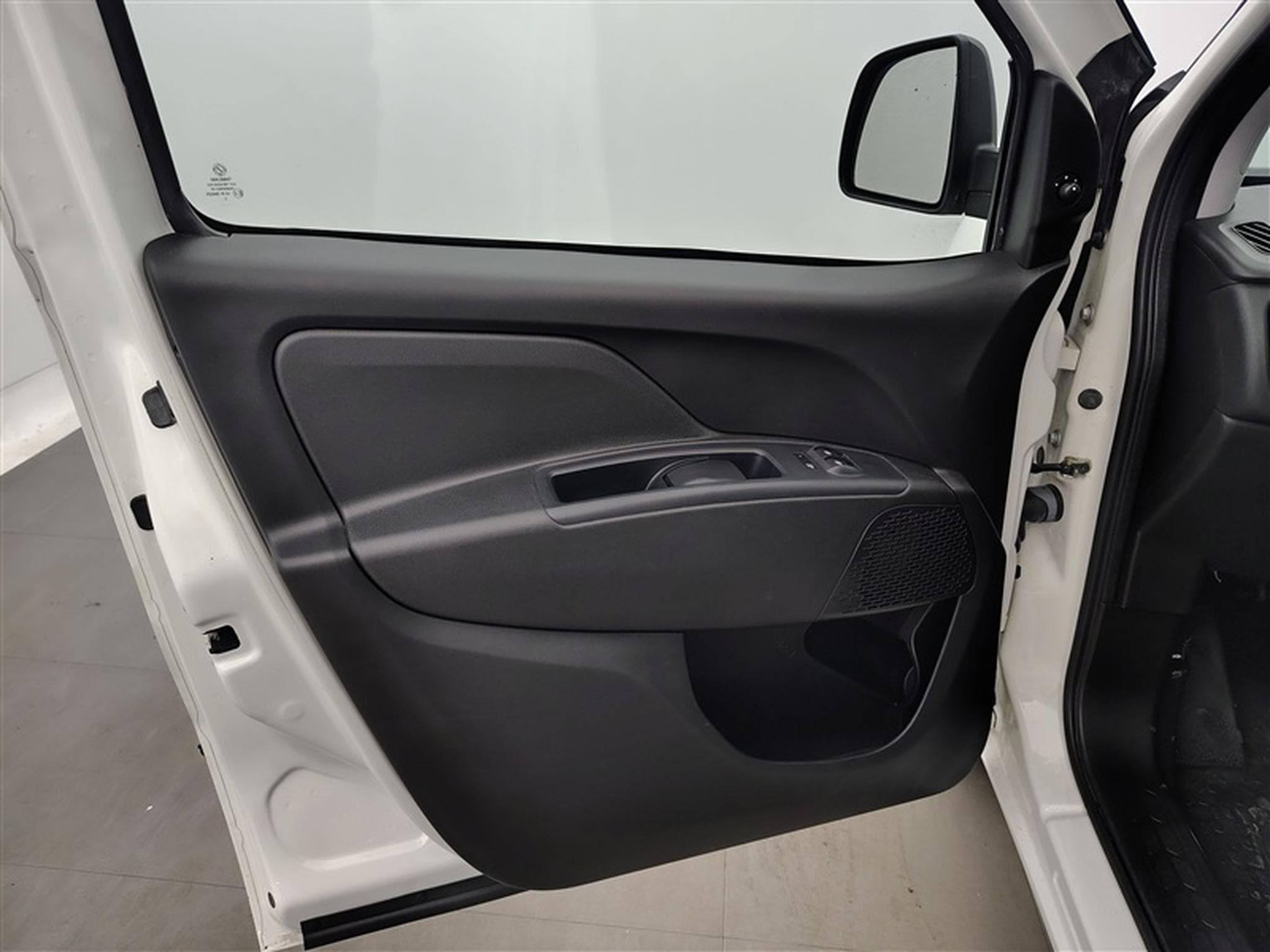 Fiat Doblo 1.6 MJET Cargo CLIM / CARPLAY (2023) - Photo 16