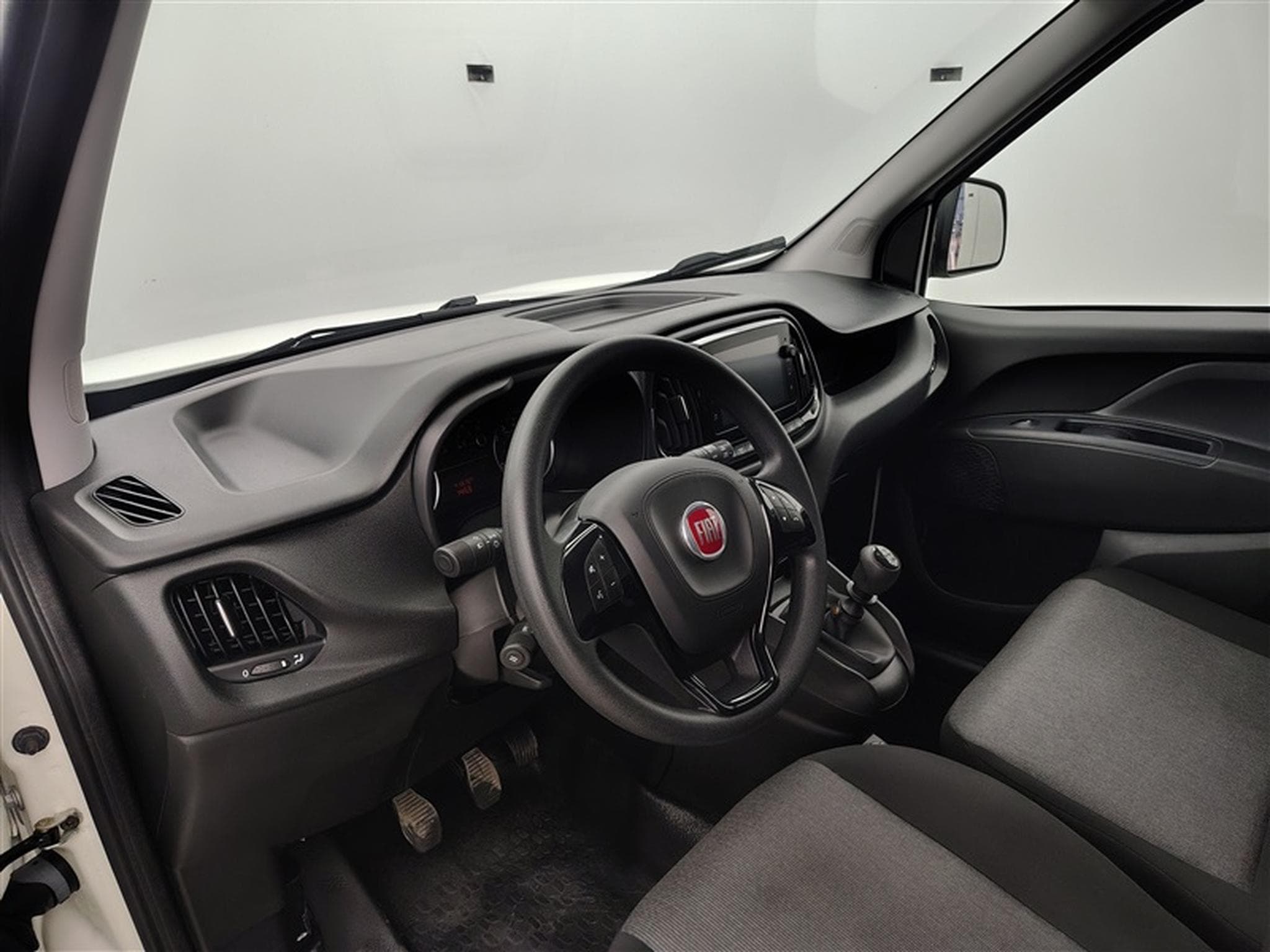 Fiat Doblo 1.6 MJET Cargo CLIM / CARPLAY (2023) - Photo 8