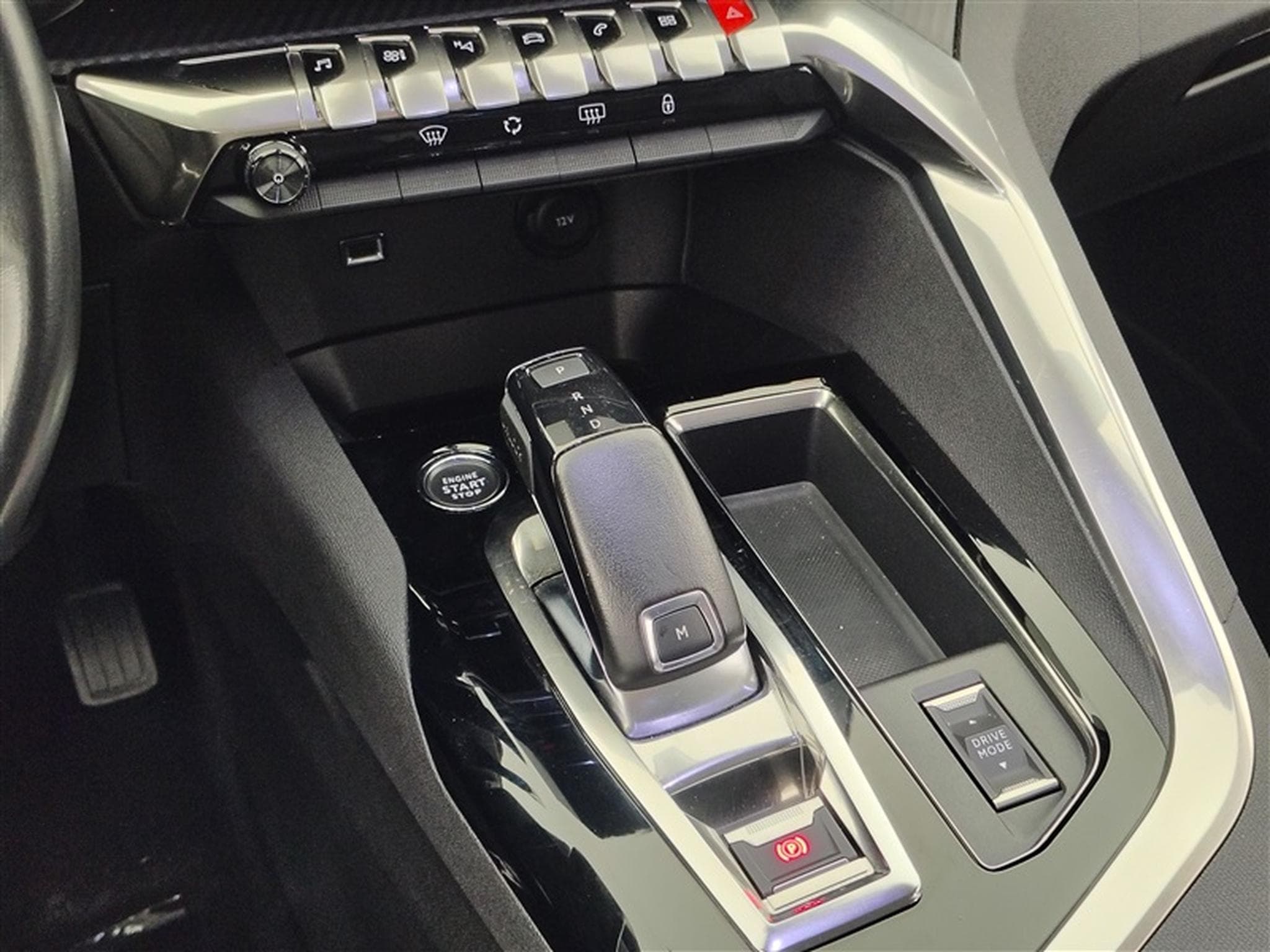 Peugeot 3008 1.5 DIESEL EAT8 Allure Pack S-CUIR / NAVI / FULL LED (2022) - Photo 11