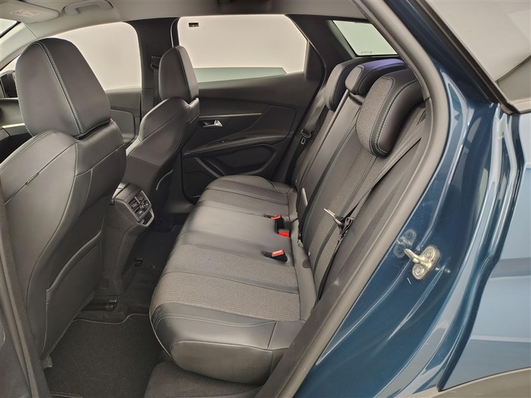 Peugeot 3008 1.5 DIESEL EAT8 Allure Pack S-CUIR / NAVI / FULL LED (2022) - Photo 12