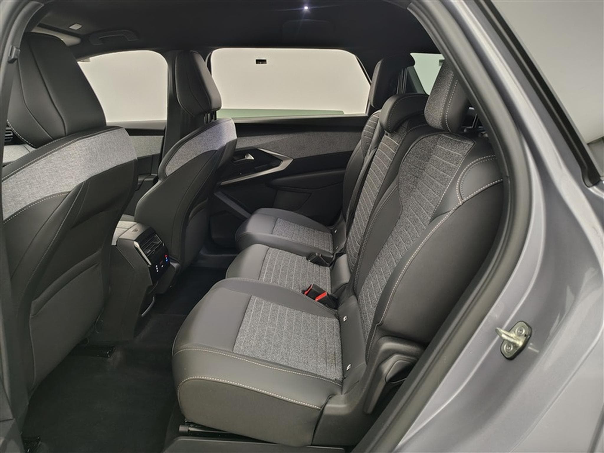 Peugeot 5008 1.2 HYBRID 145cv e-DSC6 Allure 7PL / NAVI / CAMERA360° (2025) - Photo 13