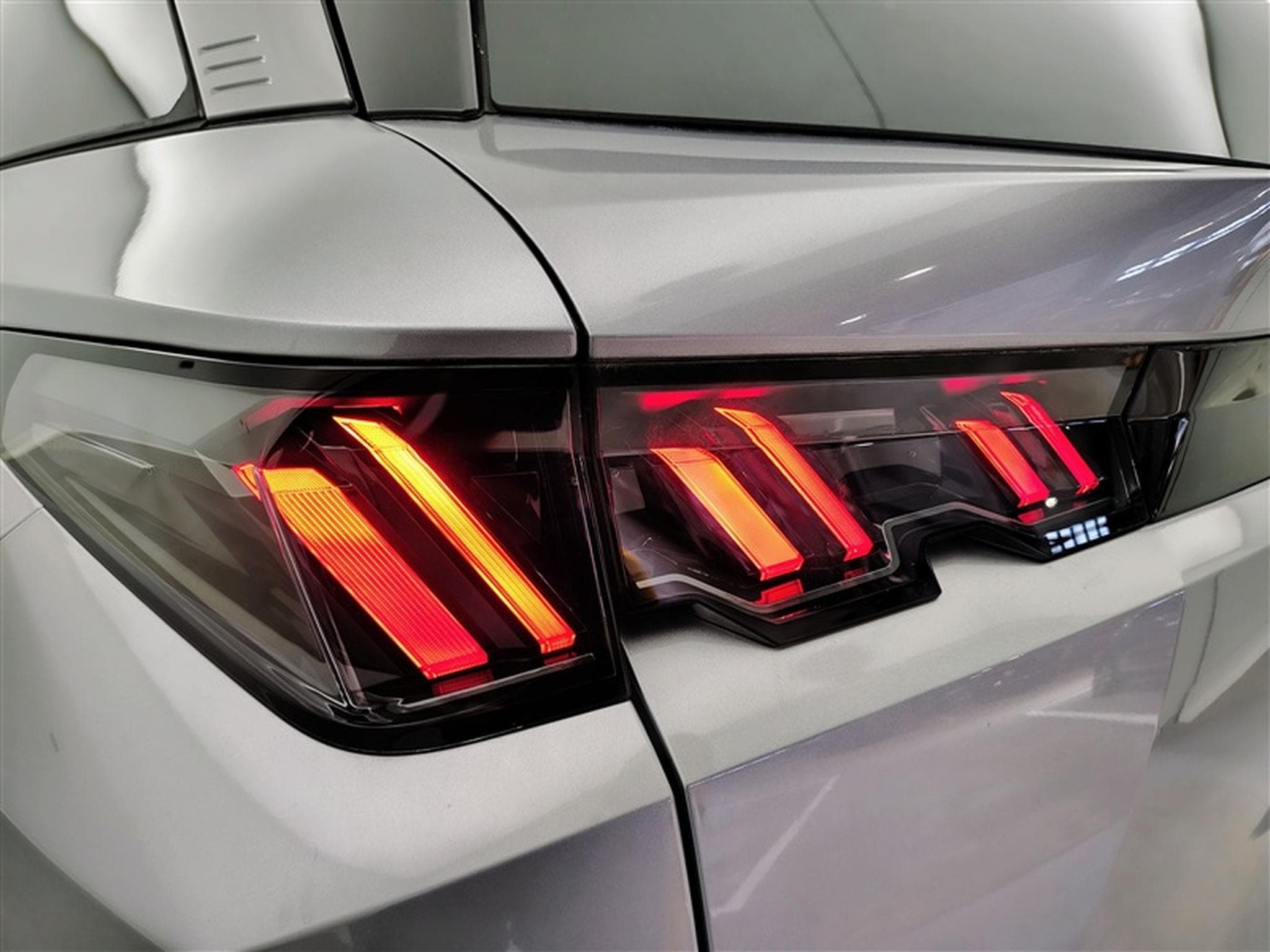 Peugeot 5008 1.2 HYBRID 145cv e-DSC6 Allure 7PL / NAVI / CAMERA360° (2025) - Photo 16