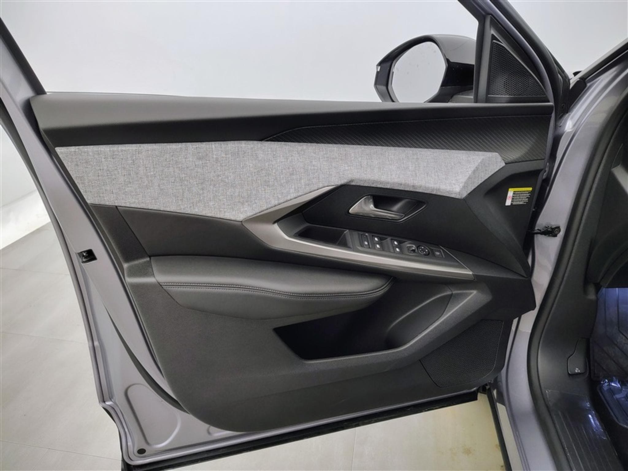 Peugeot 5008 1.2 HYBRID 145cv e-DSC6 Allure 7PL / NAVI / CAMERA360° (2025) - Photo 17