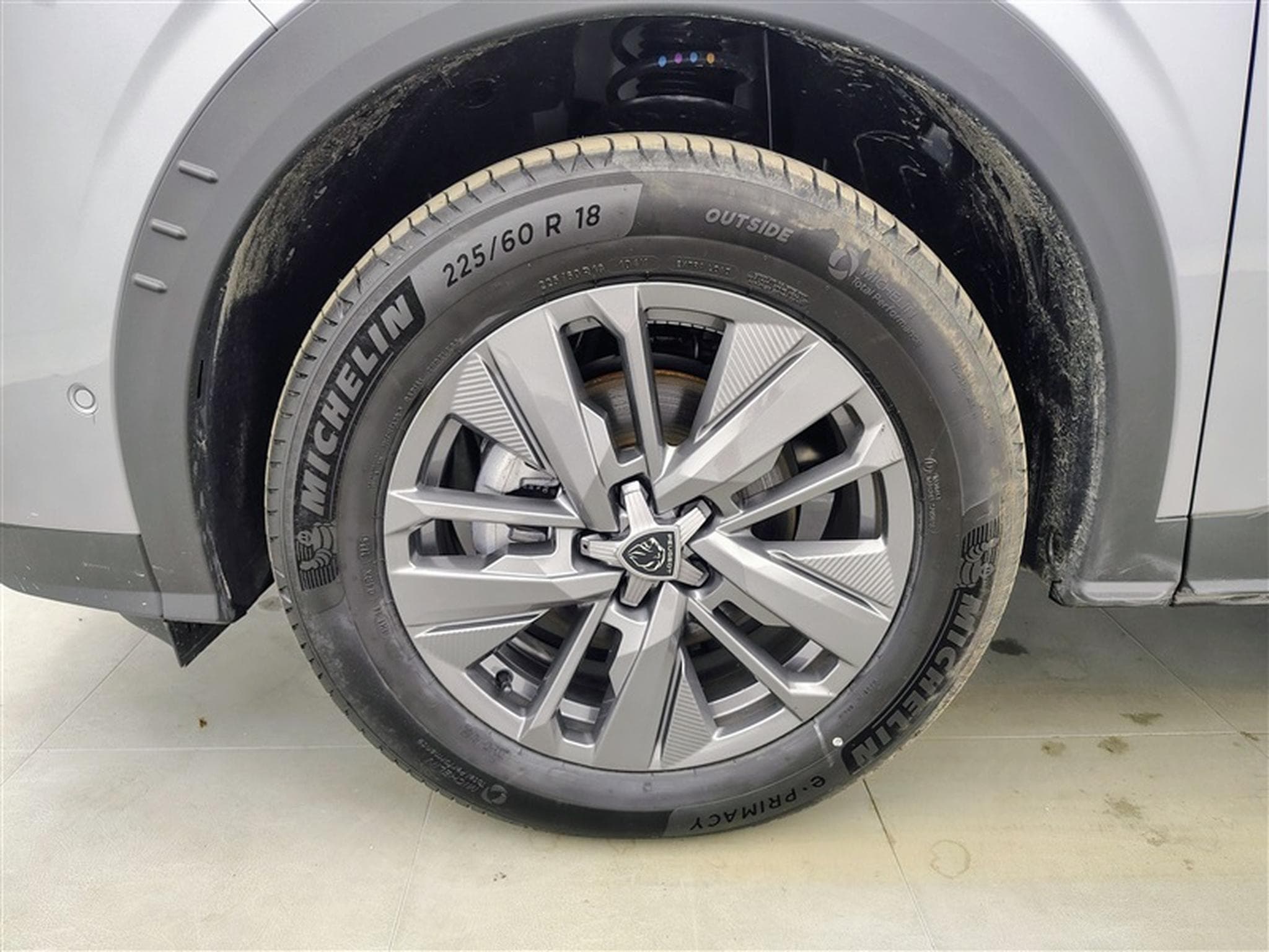 Peugeot 5008 1.2 HYBRID 145cv e-DSC6 Allure 7PL / NAVI / CAMERA360° (2025) - Photo 6