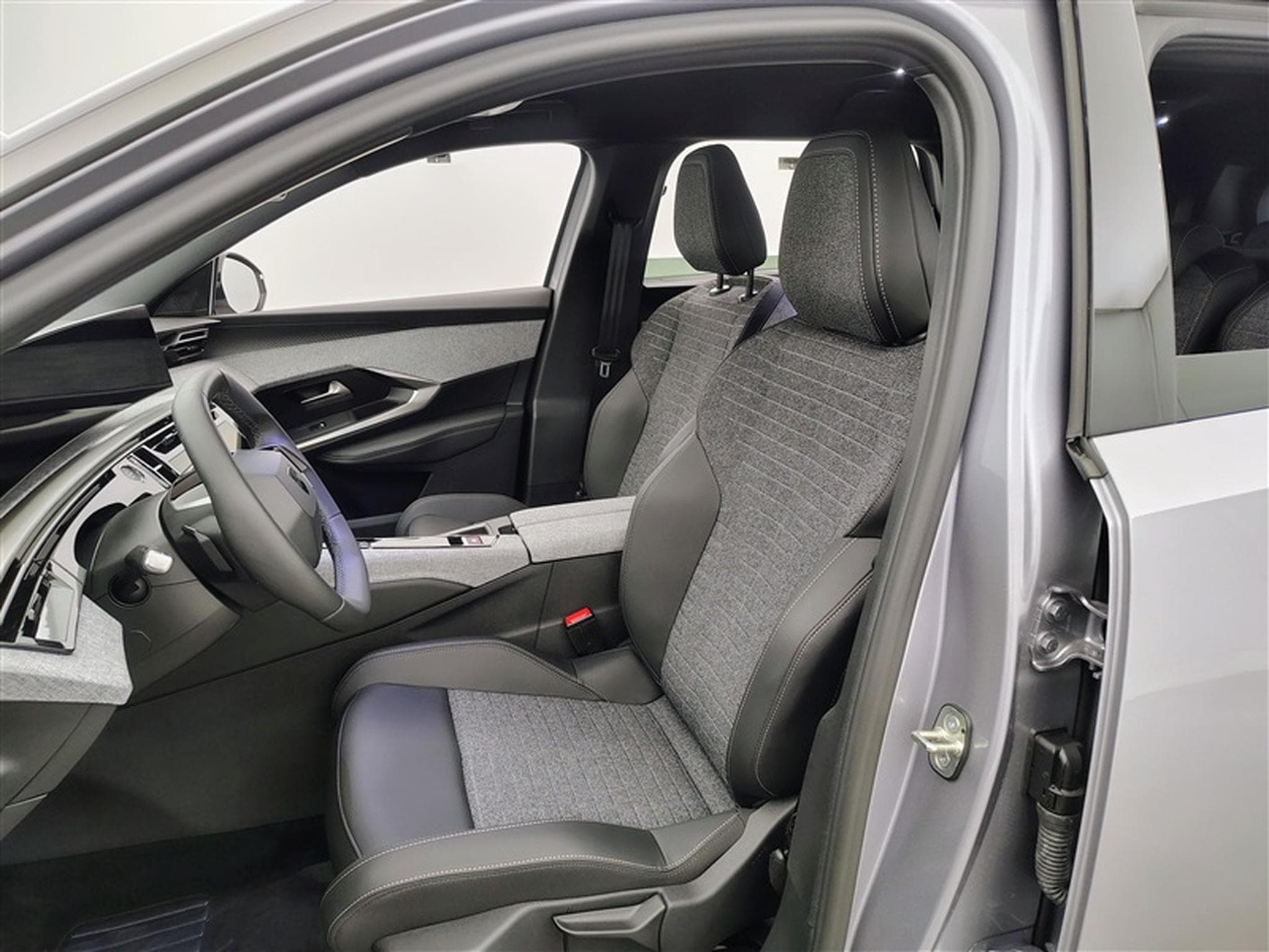 Peugeot 5008 1.2 HYBRID 145cv e-DSC6 Allure 7PL / NAVI / CAMERA360° (2025) - Photo 7
