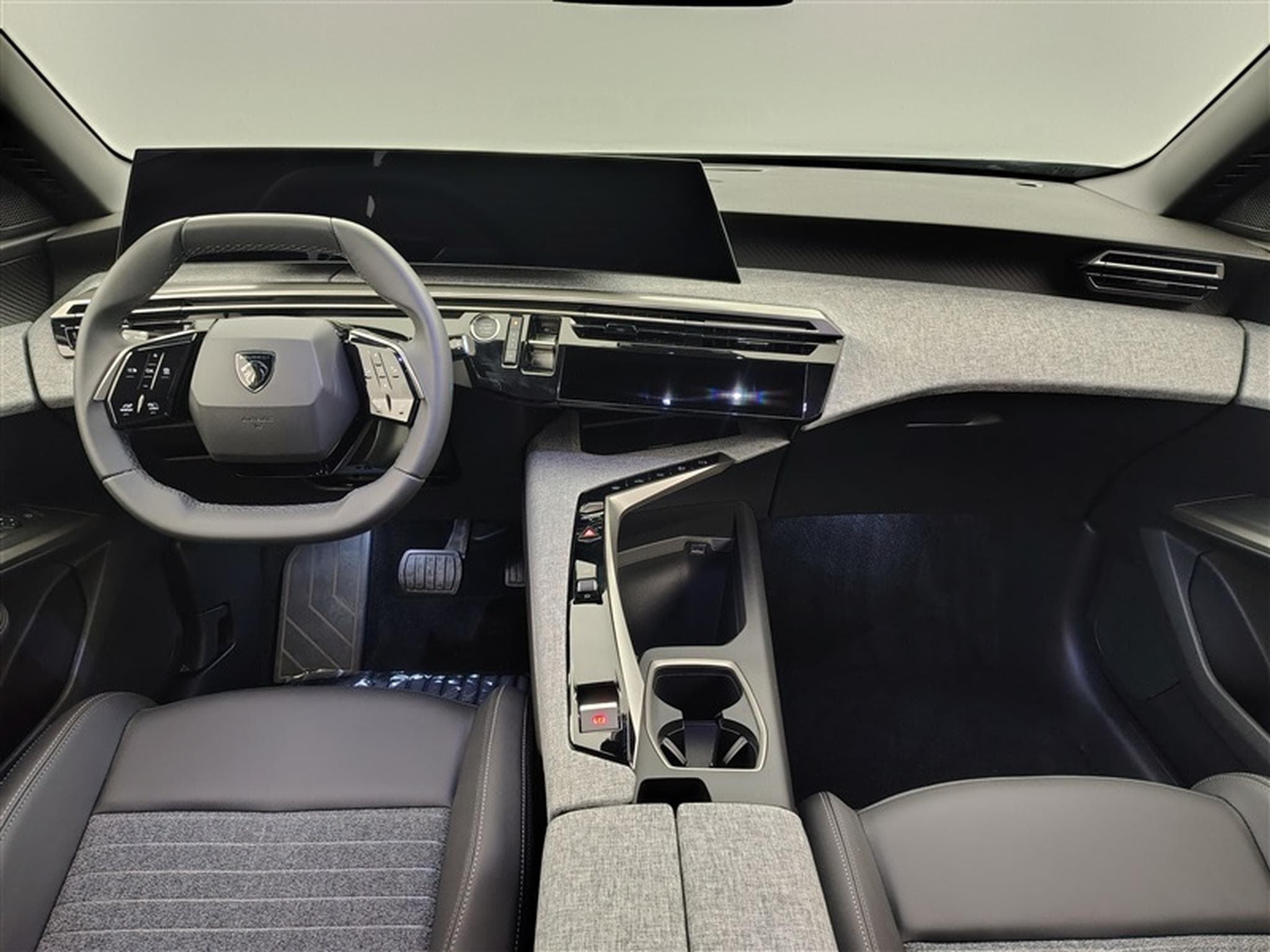 Peugeot 5008 1.2 HYBRID 145cv e-DSC6 Allure 7PL / NAVI / CAMERA360° (2025) - Photo 8