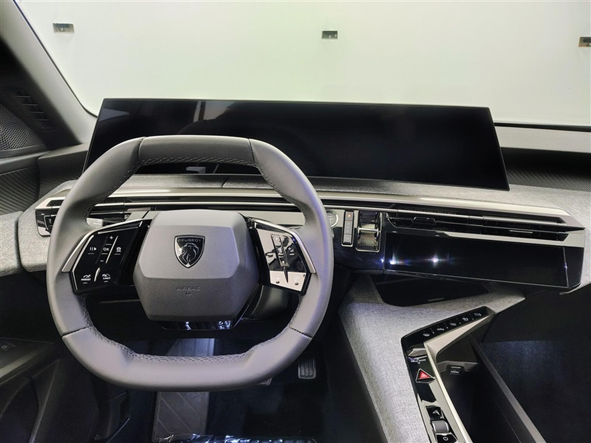 Peugeot 5008 1.2 HYBRID 145cv e-DSC6 Allure 7PL / NAVI / CAMERA360° (2025) - Photo 9