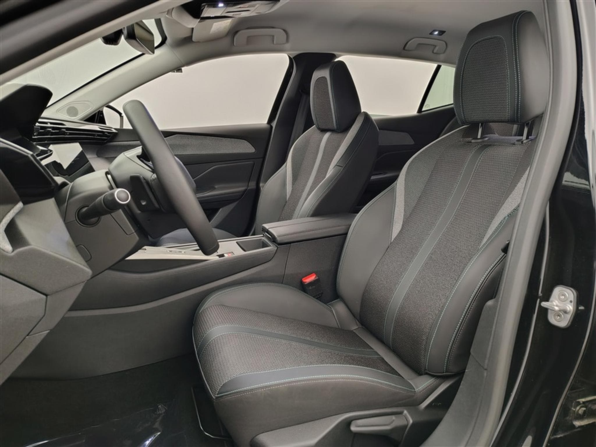 Peugeot 408 1.2 Hybrid 136cv e-DCS6 Allure Pack NAVI / CARPLAY / CAMERA (2025) - Photo 7