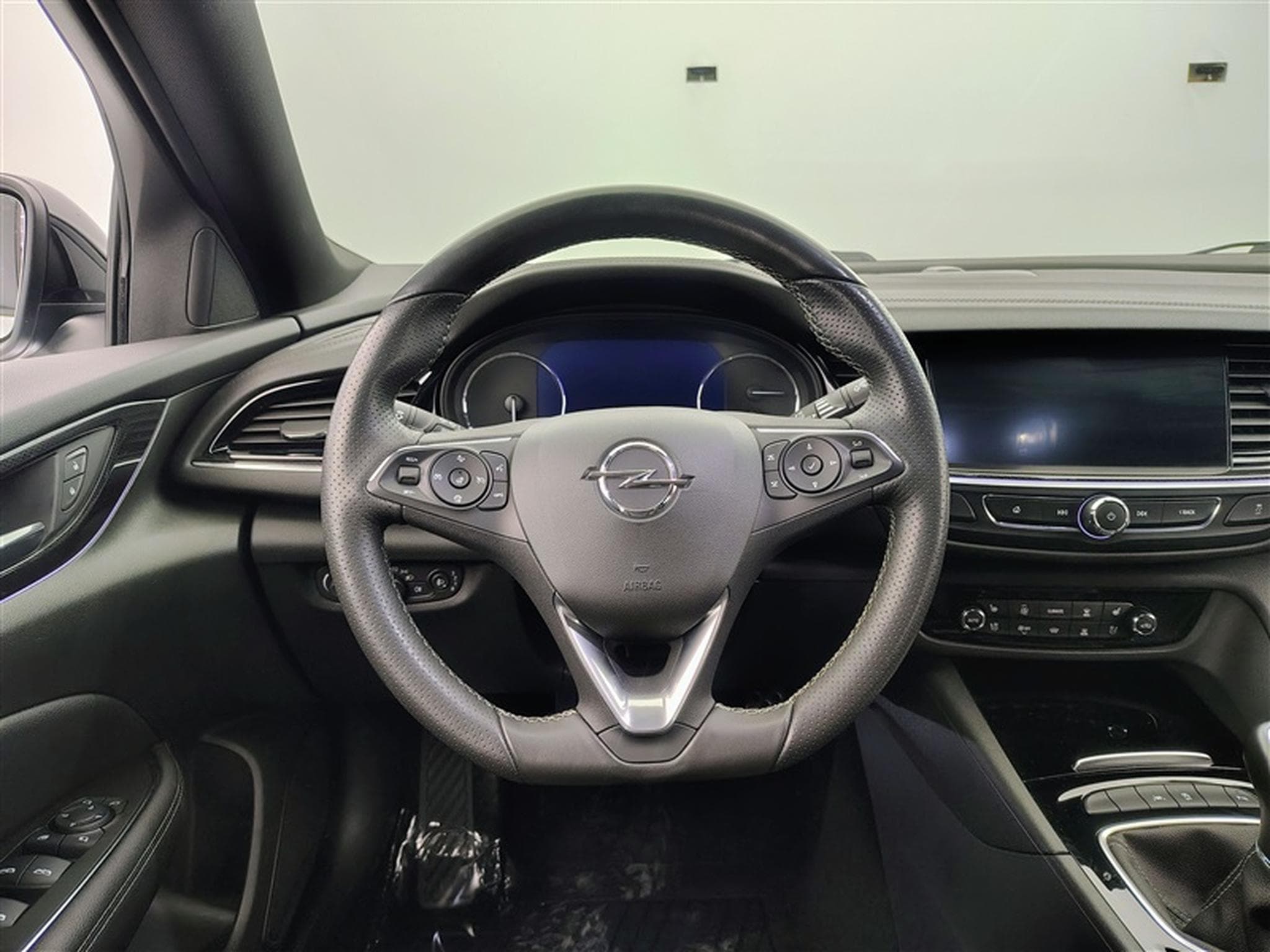 Opel Insignia Grand Sport   Cuir / Navi / Led / PDC av+ar (2023) - Photo 9