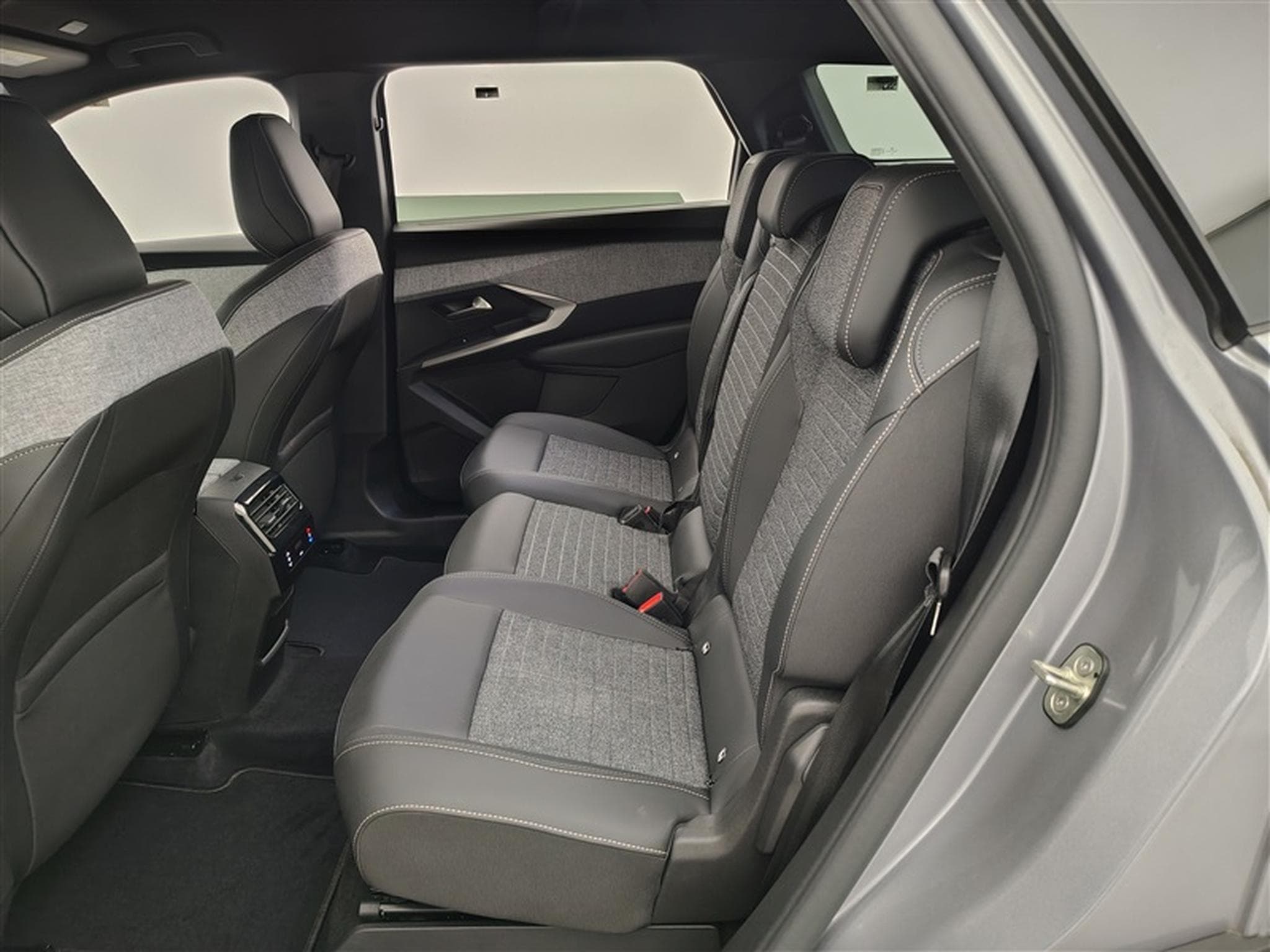 Peugeot 5008 1.2 HYBRID 136cv e-DSC6 Allure Pack 7pl. NAVI / CAMERA 360° (2025) - Photo 13